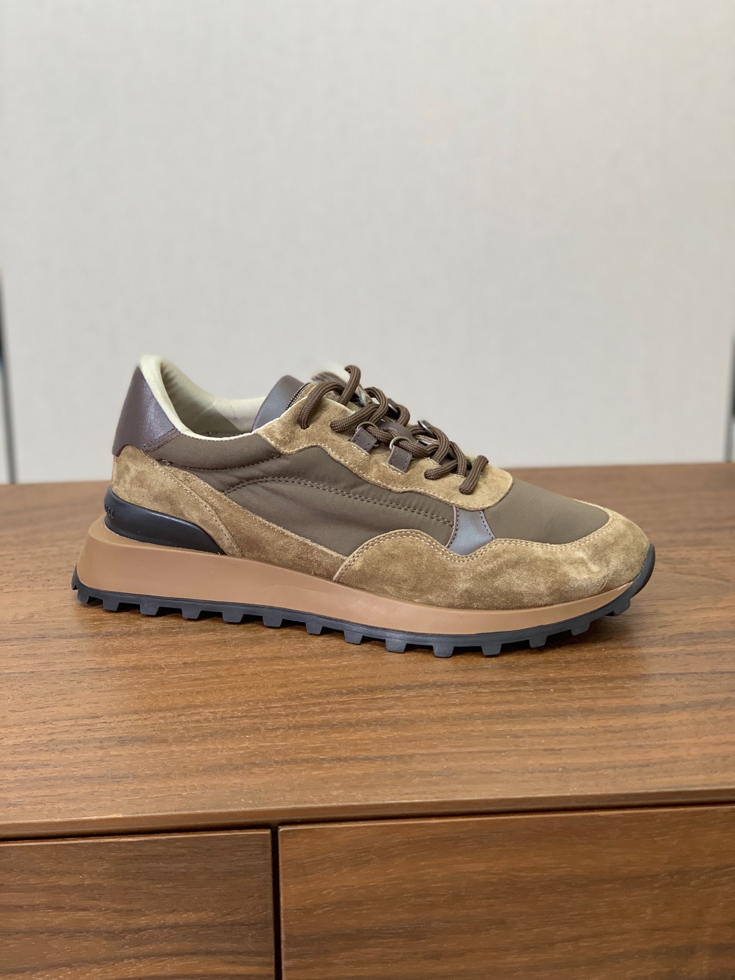 【Brunell* Cucinell*】新款休闲运动鞋。鞋面采用进口牛绒、牛皮➕纯手工串联珠链配饰！牛皮垫脚。原版开模大