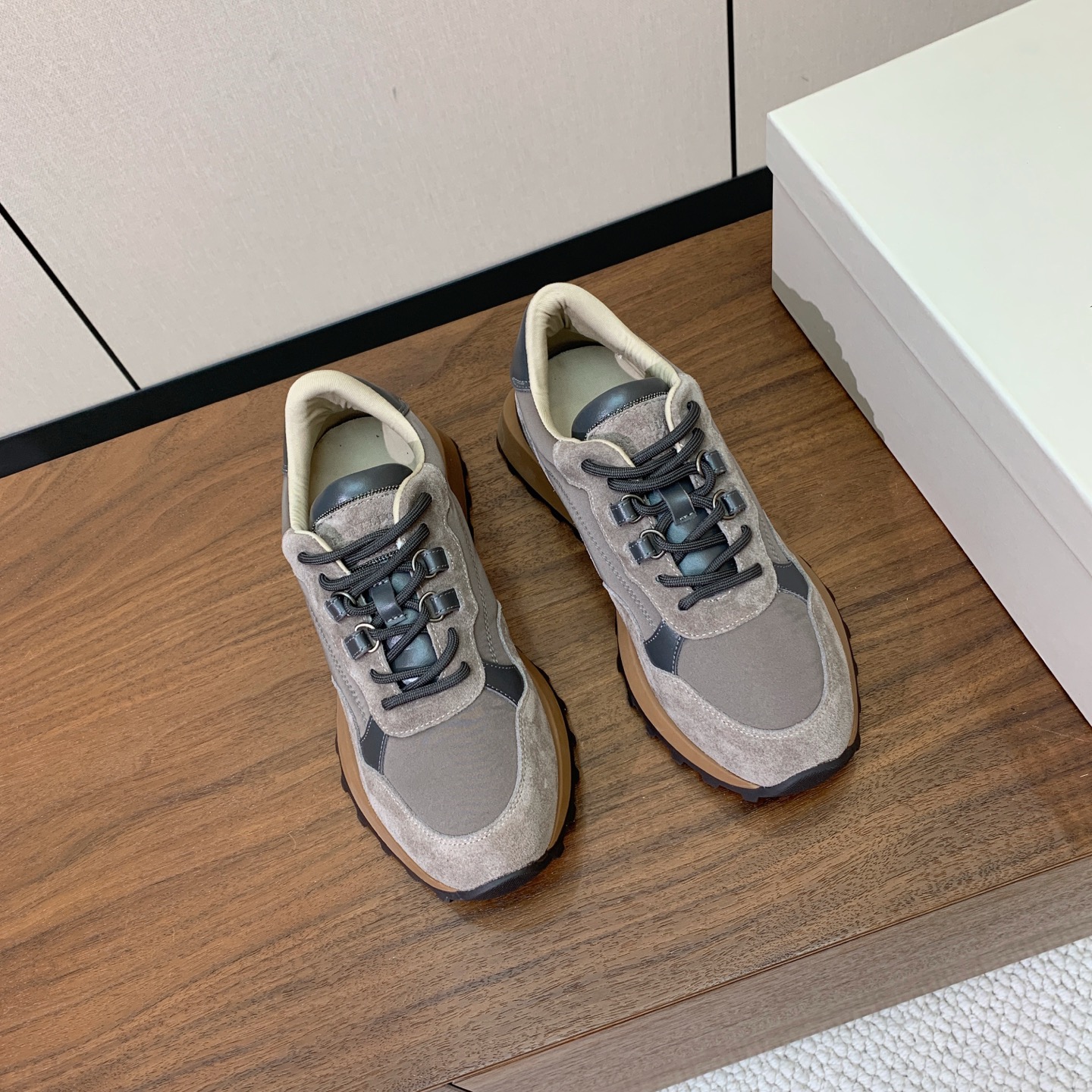 【Brunell* Cucinell*】新款休闲运动鞋。鞋面采用进口牛绒、牛皮➕纯手工串联珠链配饰！牛皮垫脚。原版开模大