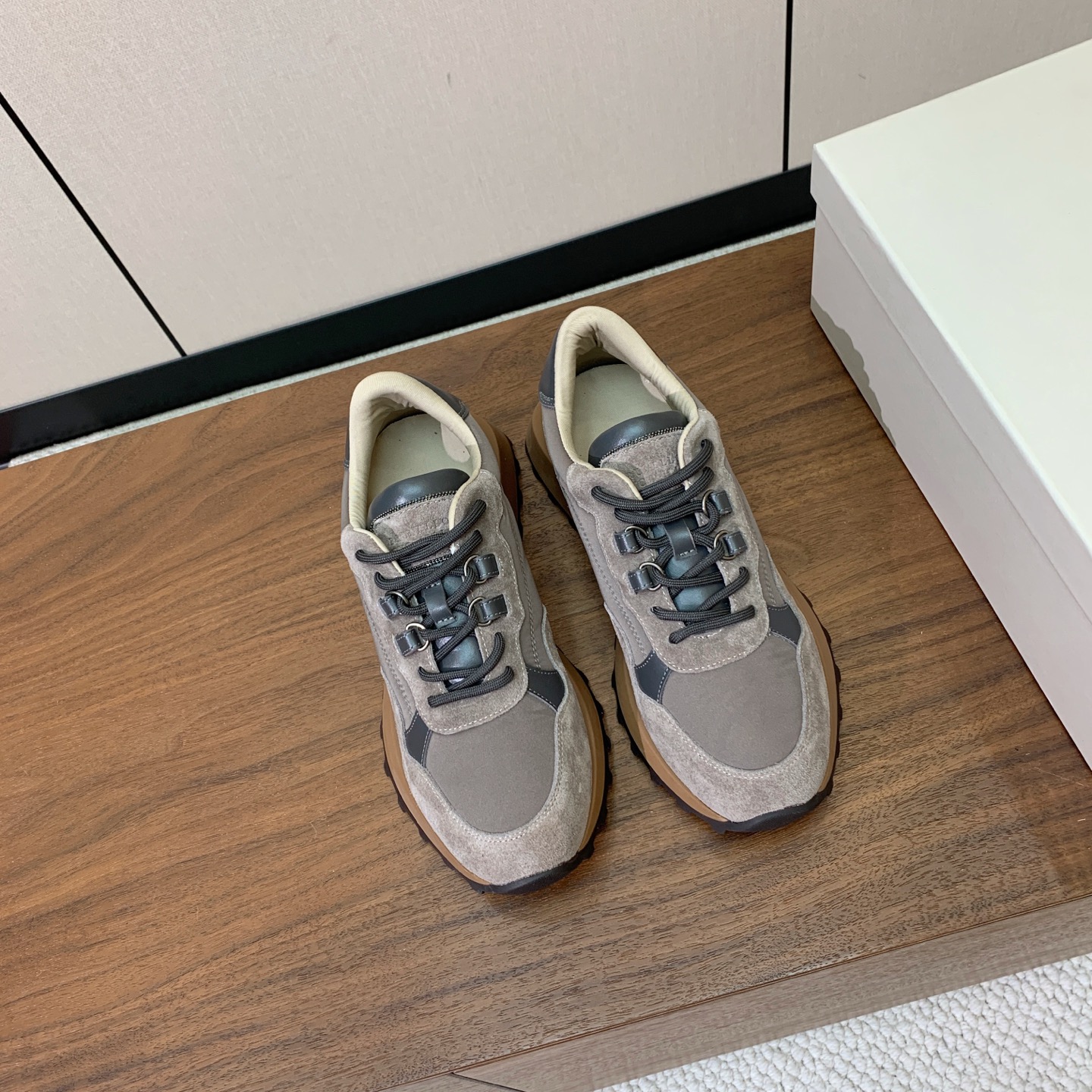 【Brunell* Cucinell*】新款休闲运动鞋。鞋面采用进口牛绒、牛皮➕纯手工串联珠链配饰！牛皮垫脚。原版开模大