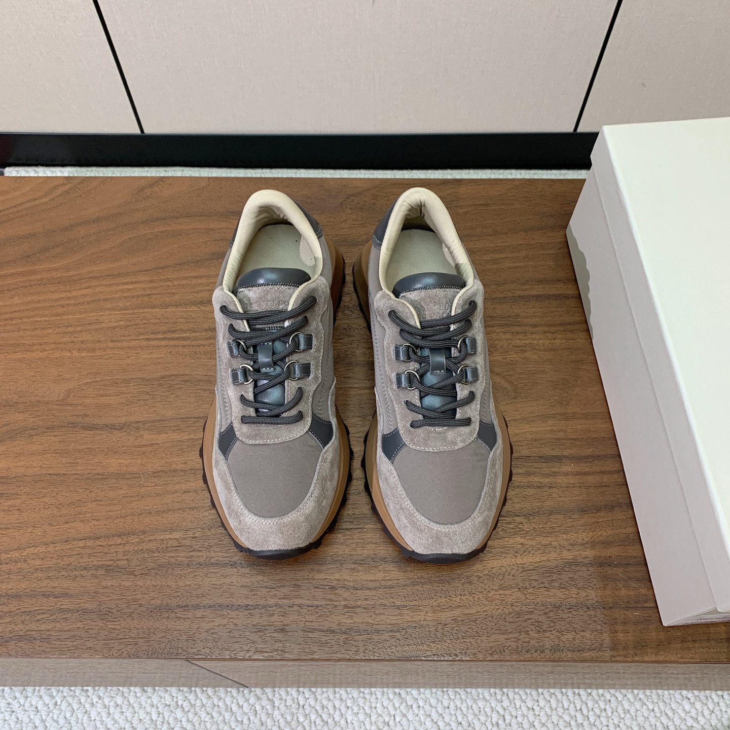 【Brunell* Cucinell*】新款休闲运动鞋。鞋面采用进口牛绒、牛皮➕纯手工串联珠链配饰!牛皮垫脚。原版开模大 【Brunell* Cucinell*】新款休闲运动鞋。鞋面采用进口牛绒、牛皮➕纯手工串联珠链配饰!牛皮垫脚。原版开模大
