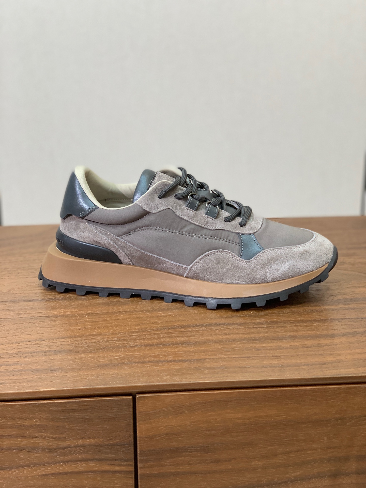 【Brunell* Cucinell*】新款休闲运动鞋。鞋面采用进口牛绒、牛皮➕纯手工串联珠链配饰！牛皮垫脚。原版开模大