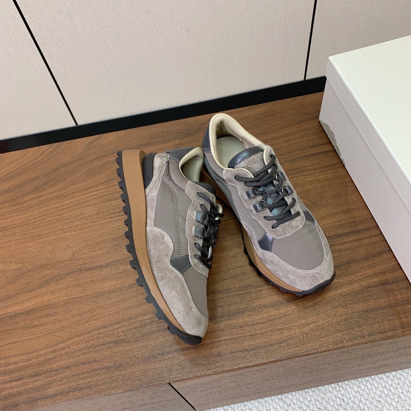 【Brunell* Cucinell*】新款休闲运动鞋。鞋面采用进口牛绒、牛皮➕纯手工串联珠链配饰！牛皮垫脚。原版开模大