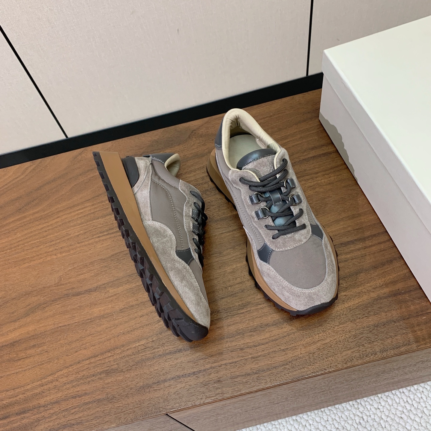 【Brunell* Cucinell*】新款休闲运动鞋。鞋面采用进口牛绒、牛皮➕纯手工串联珠链配饰！牛皮垫脚。原版开模大