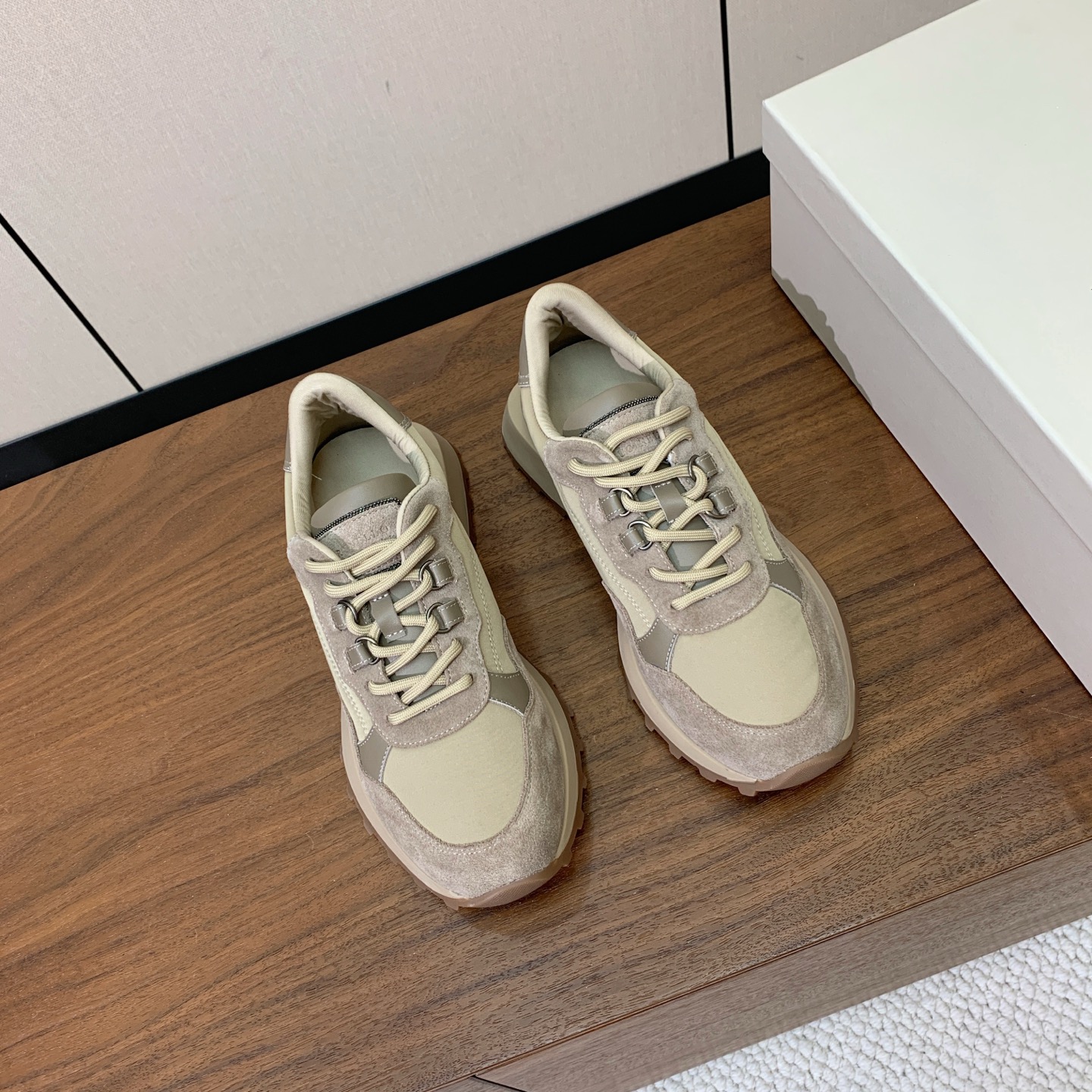 【Brunell* Cucinell*】新款休闲运动鞋。鞋面采用进口牛绒、牛皮➕纯手工串联珠链配饰！牛皮垫脚。原版开模大