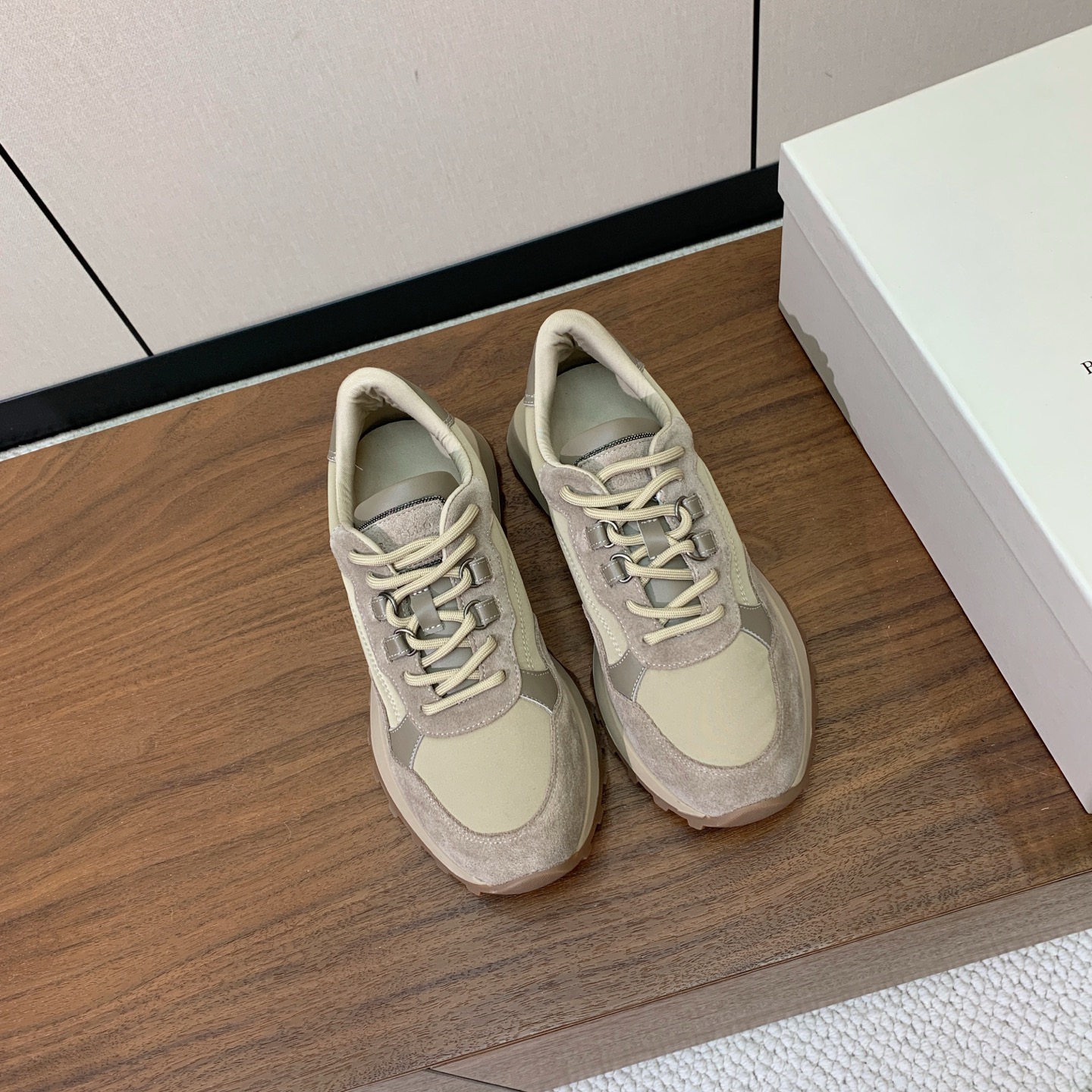 【Brunell* Cucinell*】新款休闲运动鞋。鞋面采用进口牛绒、牛皮➕纯手工串联珠链配饰！牛皮垫脚。原版开模大