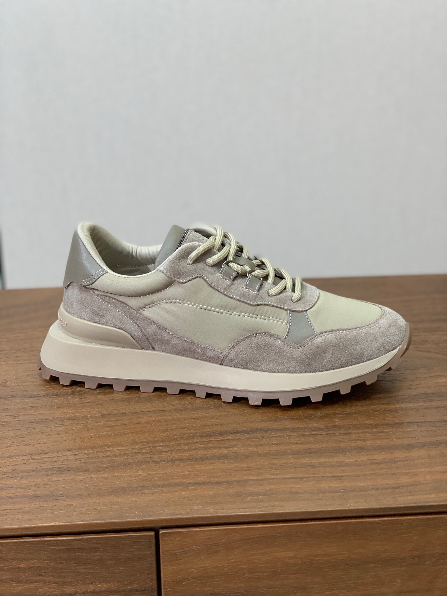 【Brunell* Cucinell*】新款休闲运动鞋。鞋面采用进口牛绒、牛皮➕纯手工串联珠链配饰！牛皮垫脚。原版开模大