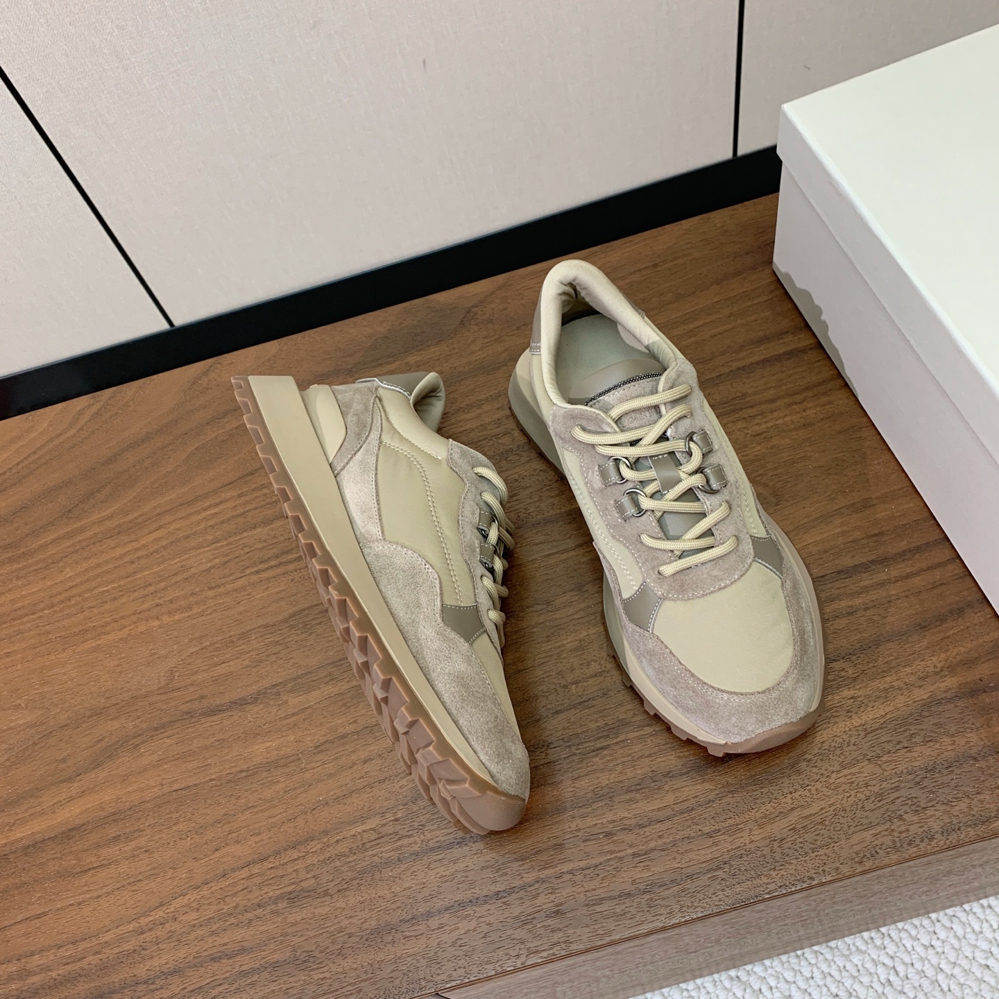 【Brunell* Cucinell*】新款休闲运动鞋。鞋面采用进口牛绒、牛皮➕纯手工串联珠链配饰！牛皮垫脚。原版开模大