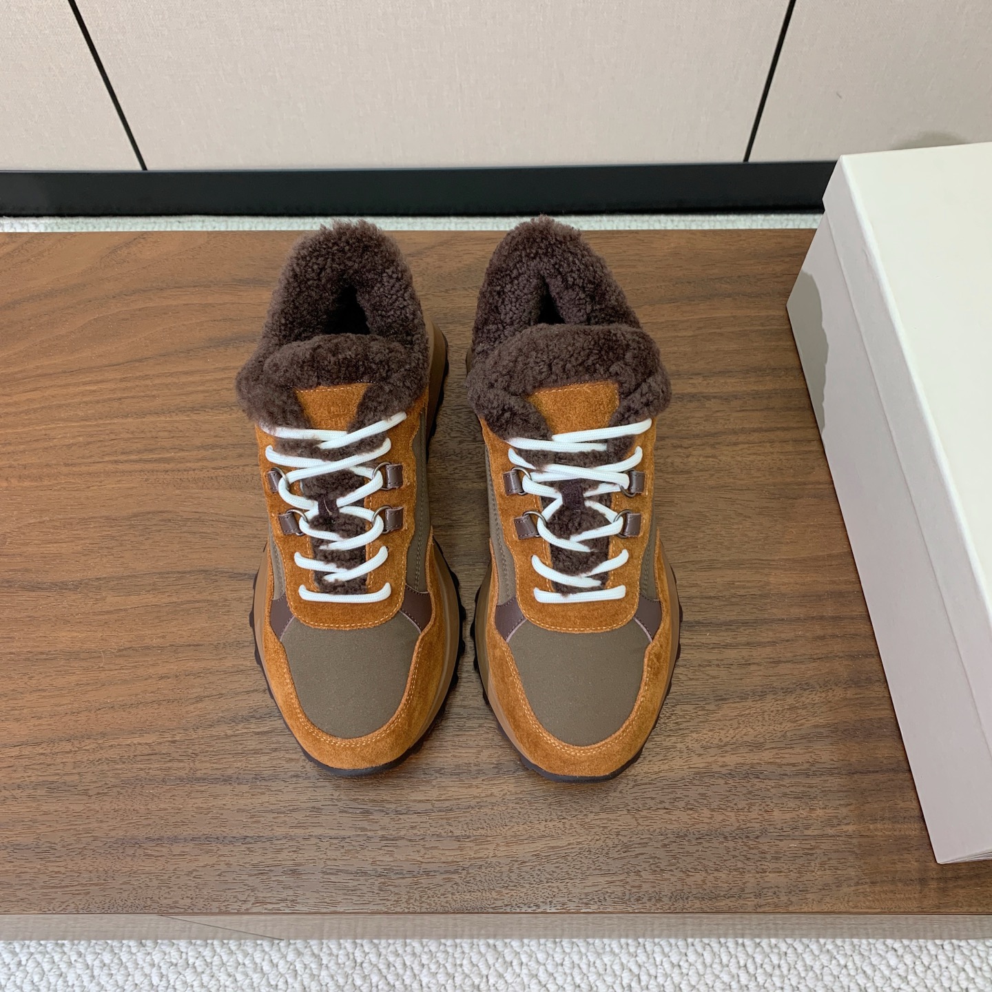 【Brunell* Cucinell*】拼色底羊毛里休闲运动鞋。鞋面采用进口牛绒,羊毛内里,原版开模大底!上脚超舒适。 【Brunell* Cucinell*】拼色底羊毛里休闲运动鞋。鞋面采用进口牛绒,羊毛内里,原版开模大底!上脚超舒适。