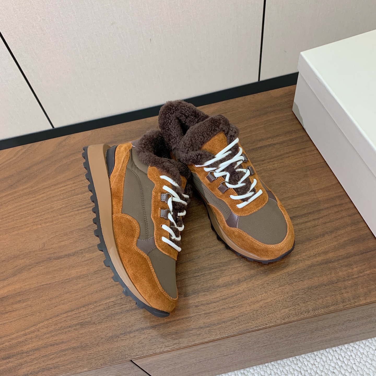 【Brunell* Cucinell*】拼色底羊毛里休闲运动鞋。鞋面采用进口牛绒，羊毛内里，原版开模大底！上脚超舒适。 