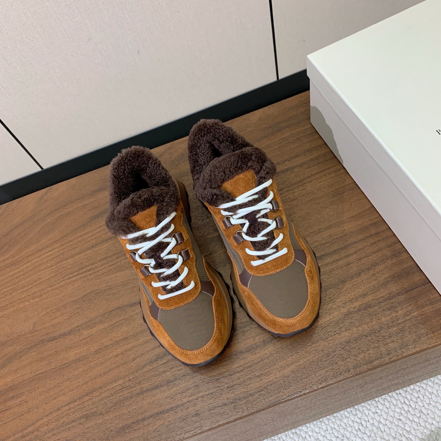 【Brunell* Cucinell*】拼色底羊毛里休闲运动鞋。鞋面采用进口牛绒，羊毛内里，原版开模大底！上脚超舒适。 