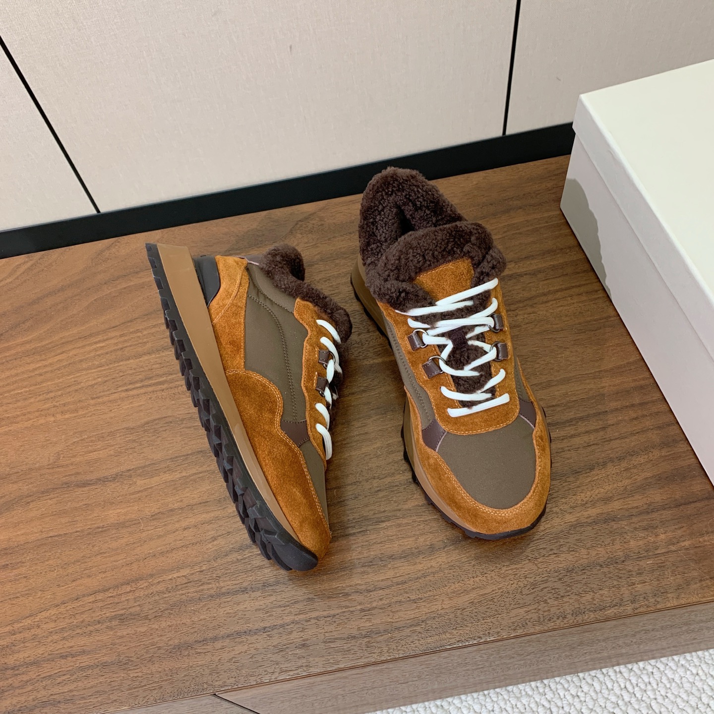 【Brunell* Cucinell*】拼色底羊毛里休闲运动鞋。鞋面采用进口牛绒，羊毛内里，原版开模大底！上脚超舒适。 