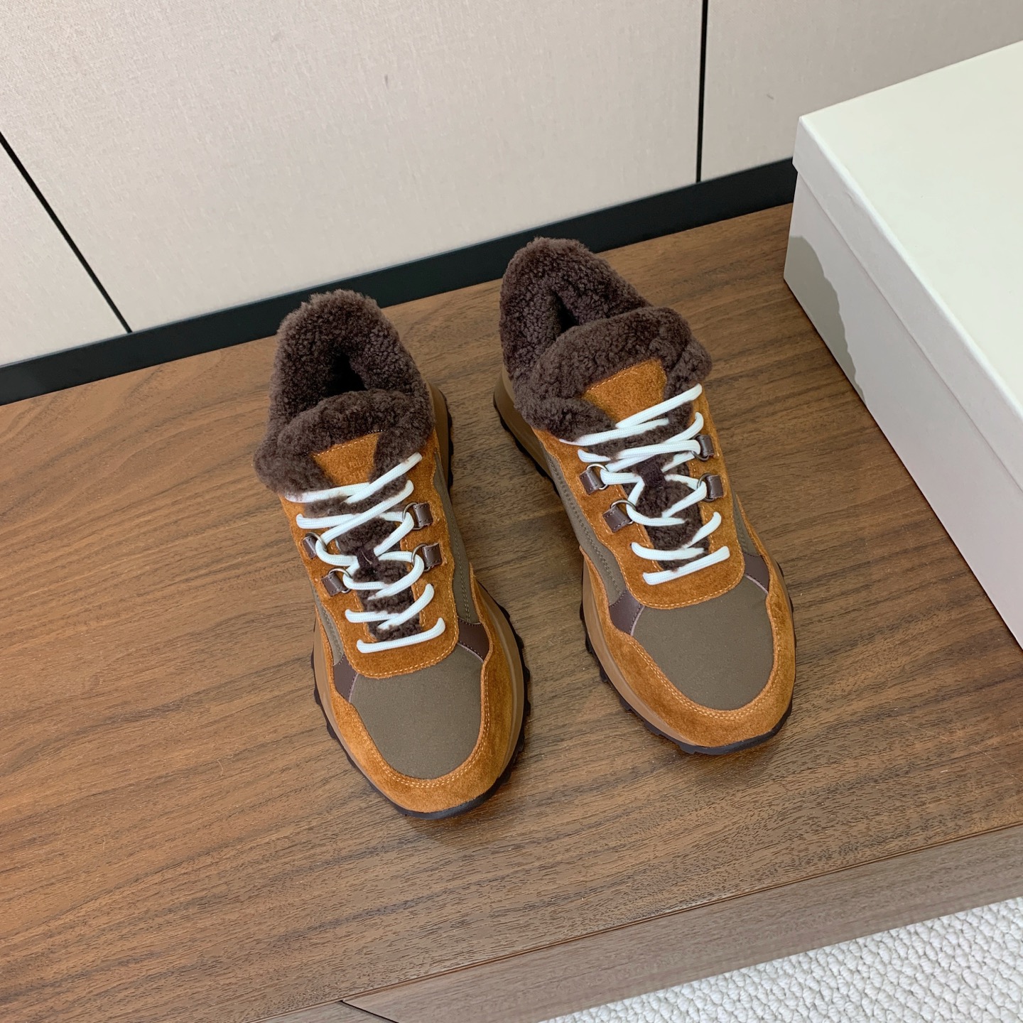 【Brunell* Cucinell*】拼色底羊毛里休闲运动鞋。鞋面采用进口牛绒，羊毛内里，原版开模大底！上脚超舒适。 