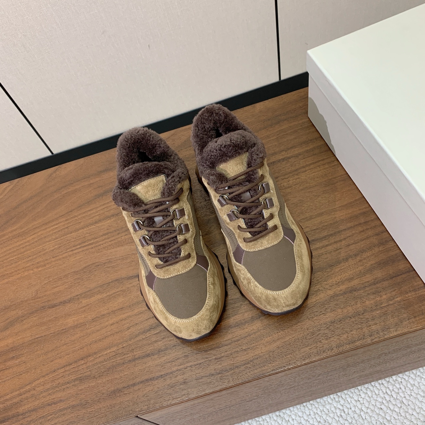 【Brunell* Cucinell*】拼色底羊毛里休闲运动鞋。鞋面采用进口牛绒，羊毛内里，原版开模大底！上脚超舒适。 