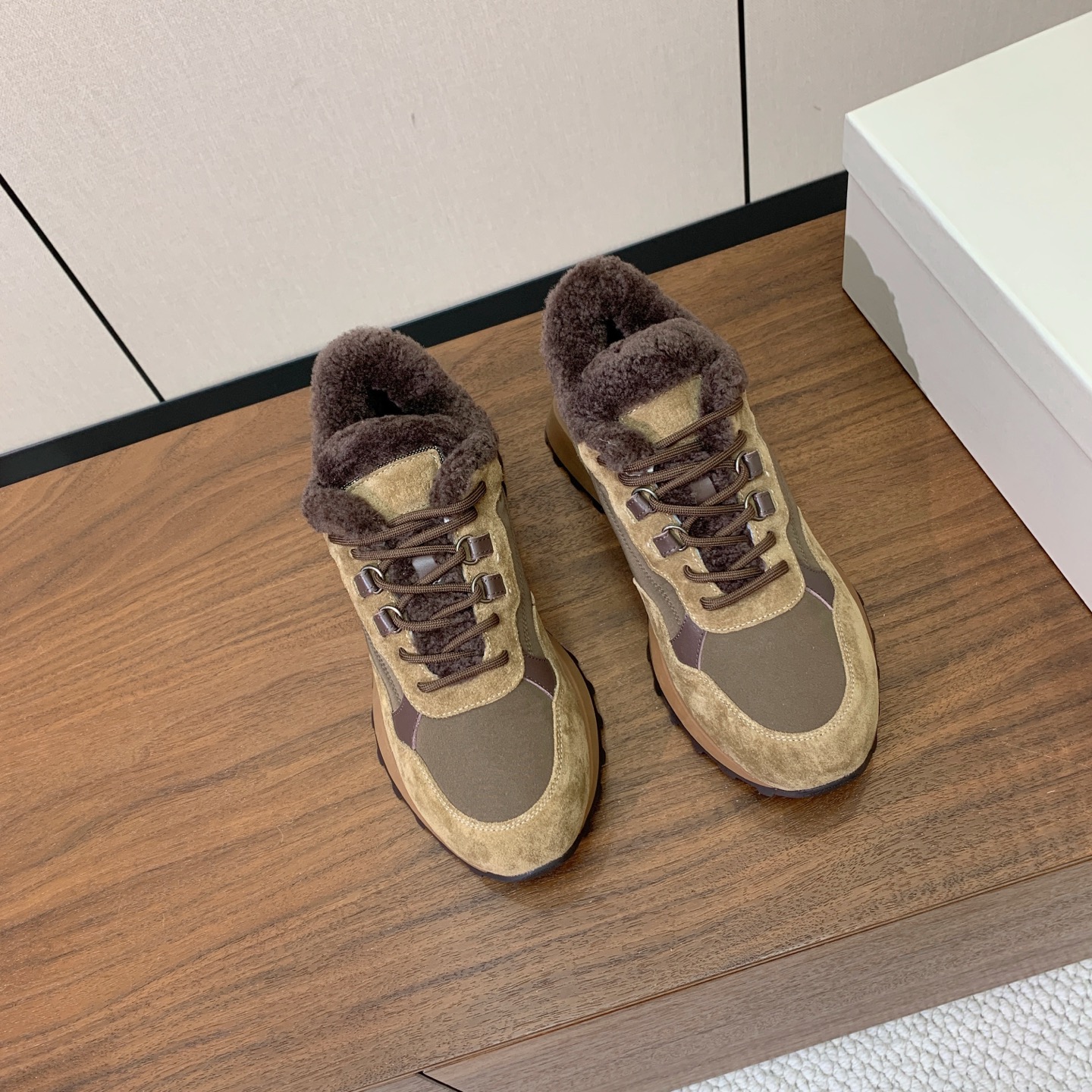 【Brunell* Cucinell*】拼色底羊毛里休闲运动鞋。鞋面采用进口牛绒，羊毛内里，原版开模大底！上脚超舒适。 