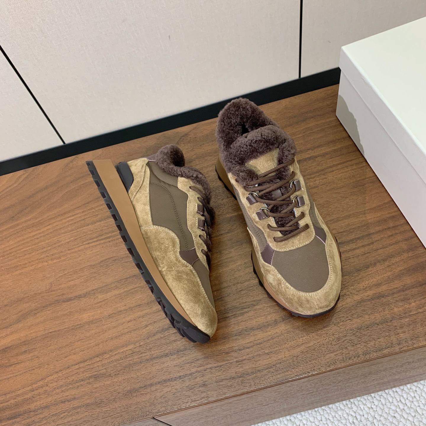 【Brunell* Cucinell*】拼色底羊毛里休闲运动鞋。鞋面采用进口牛绒，羊毛内里，原版开模大底！上脚超舒适。 
