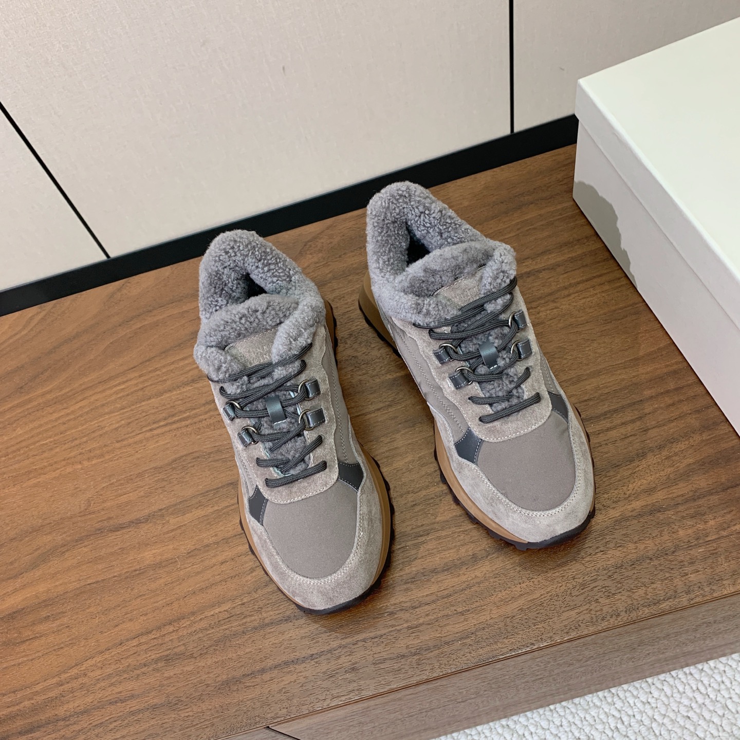 【Brunell* Cucinell*】拼色底羊毛里休闲运动鞋。鞋面采用进口牛绒，羊毛内里，原版开模大底！上脚超舒适。 