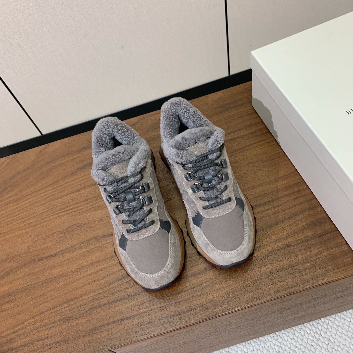 【Brunell* Cucinell*】拼色底羊毛里休闲运动鞋。鞋面采用进口牛绒，羊毛内里，原版开模大底！上脚超舒适。 