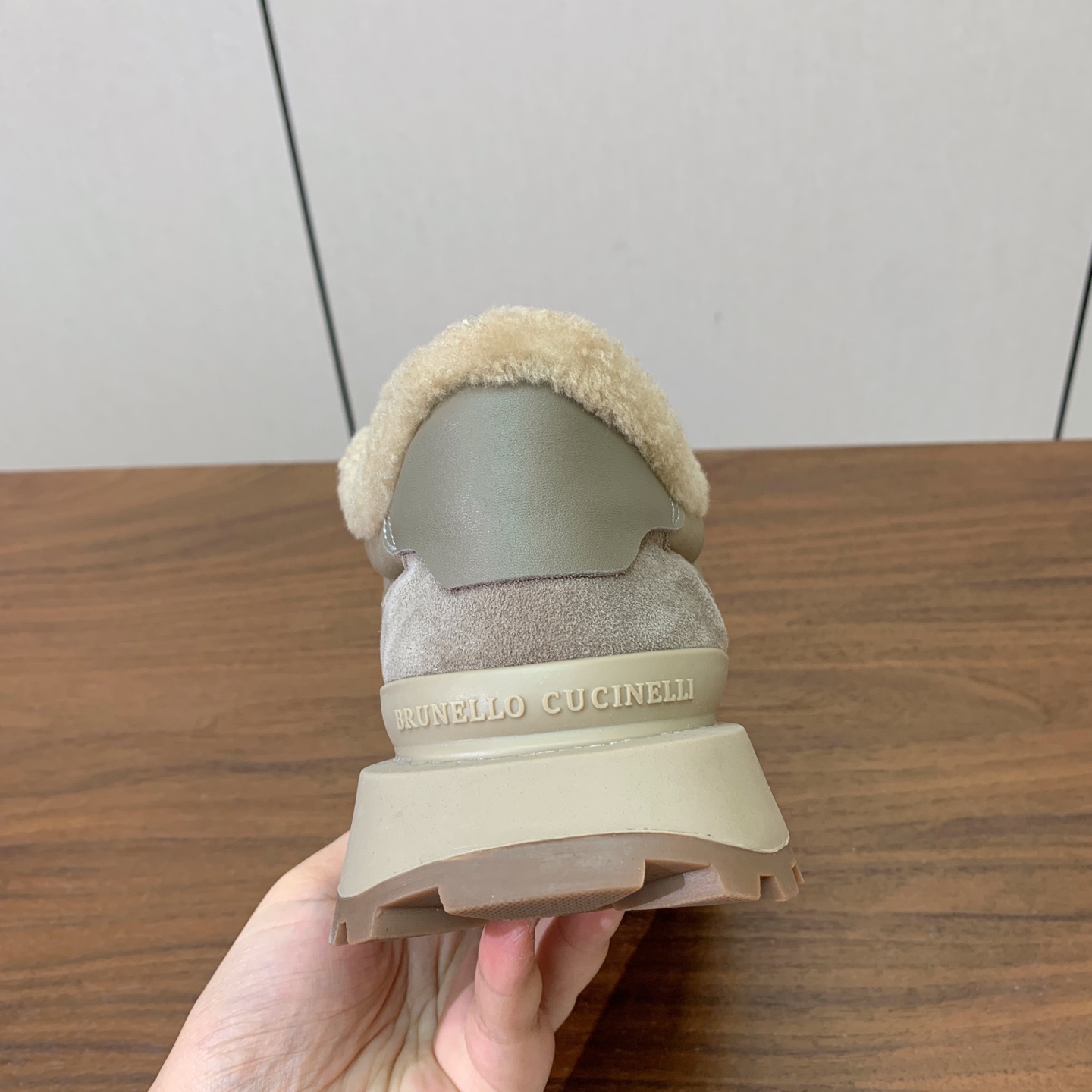【Brunell* Cucinell*】拼色底羊毛里休闲运动鞋。鞋面采用进口牛绒，羊毛内里，原版开模大底！上脚超舒适。 