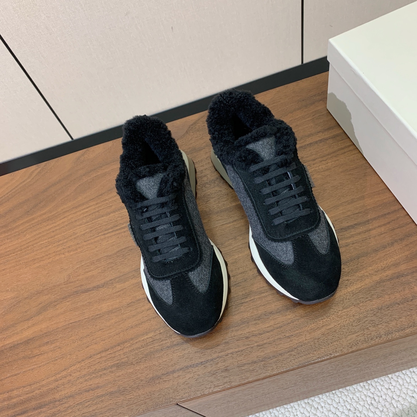 【Brunell* Cucinell*】拼色底羊毛里休闲运动鞋。鞋面采用进口牛绒，羊毛内里，原版开模大底！上脚超舒适。 