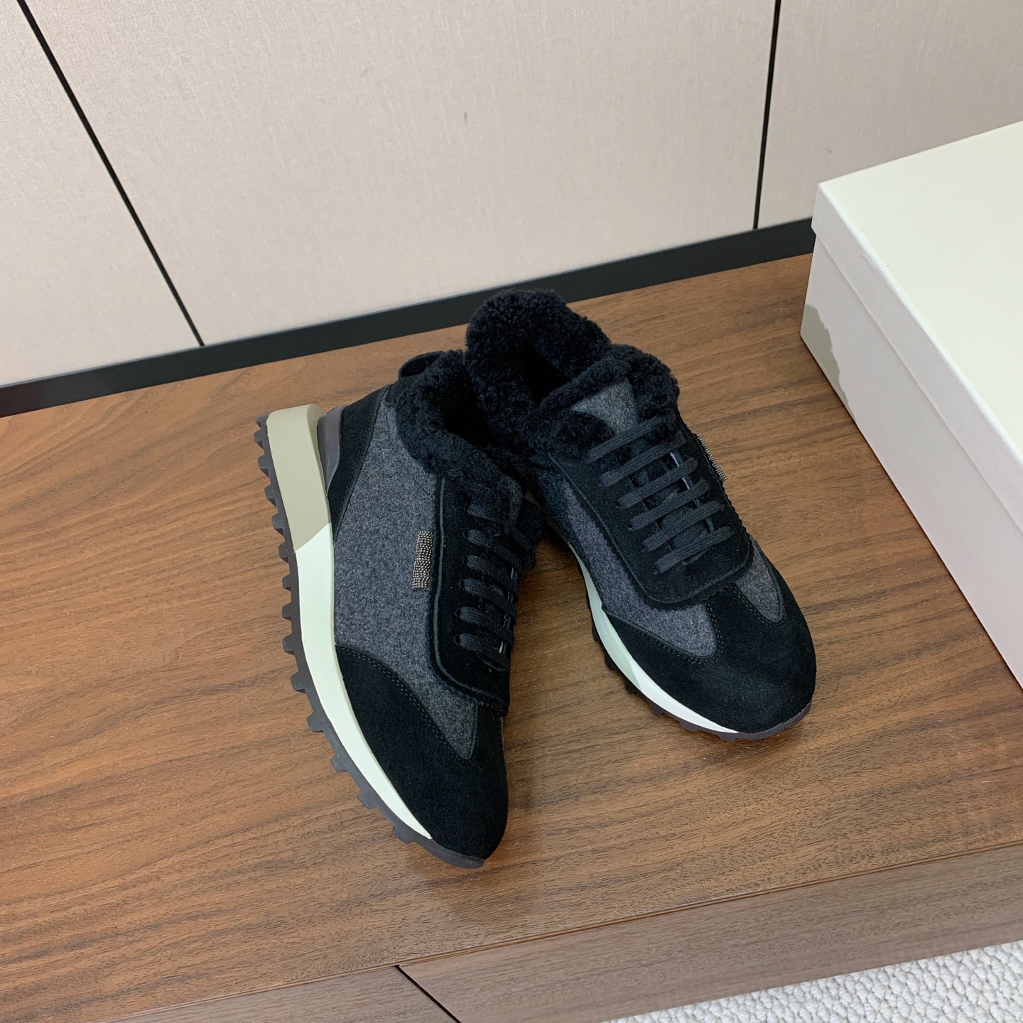【Brunell* Cucinell*】拼色底羊毛里休闲运动鞋。鞋面采用进口牛绒，羊毛内里，原版开模大底！上脚超舒适。 