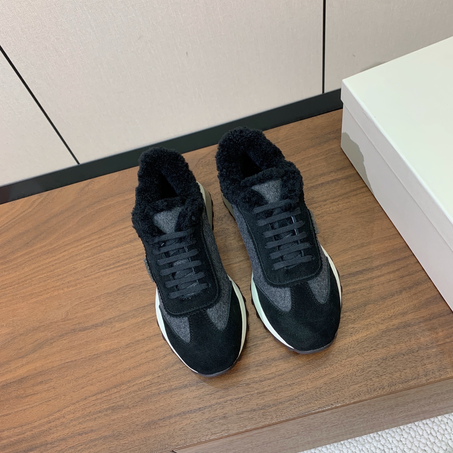 【Brunell* Cucinell*】拼色底羊毛里休闲运动鞋。鞋面采用进口牛绒，羊毛内里，原版开模大底！上脚超舒适。 