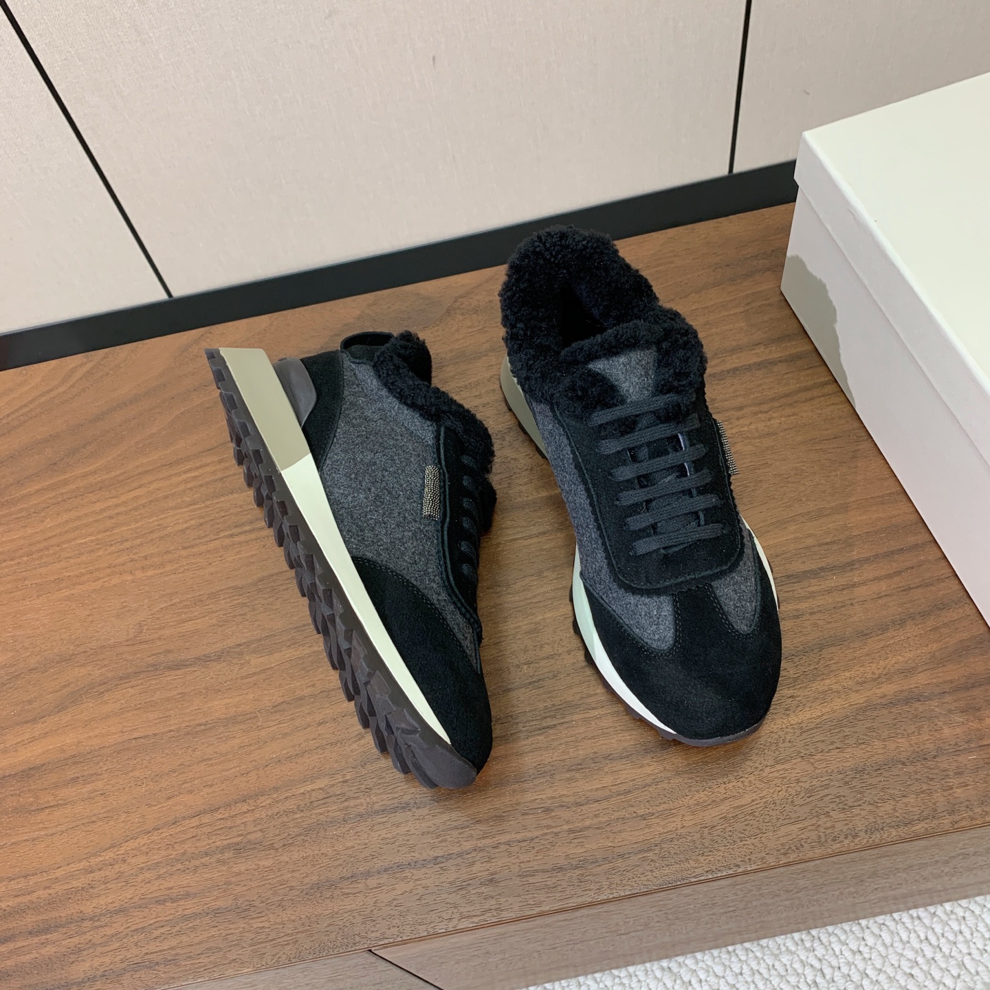 【Brunell* Cucinell*】拼色底羊毛里休闲运动鞋。鞋面采用进口牛绒，羊毛内里，原版开模大底！上脚超舒适。 