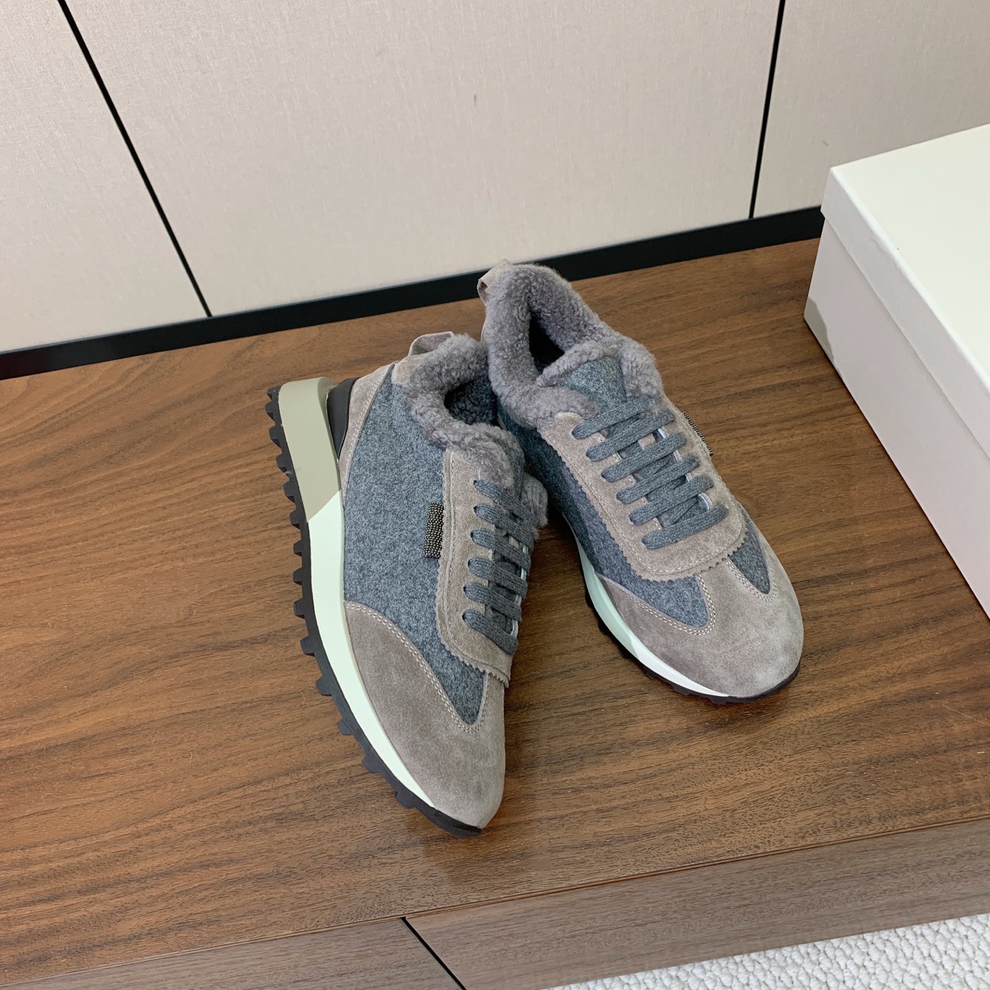 【Brunell* Cucinell*】拼色底羊毛里休闲运动鞋。鞋面采用进口牛绒，羊毛内里，原版开模大底！上脚超舒适。 