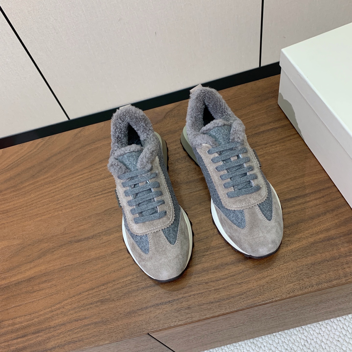 【Brunell* Cucinell*】拼色底羊毛里休闲运动鞋。鞋面采用进口牛绒，羊毛内里，原版开模大底！上脚超舒适。 