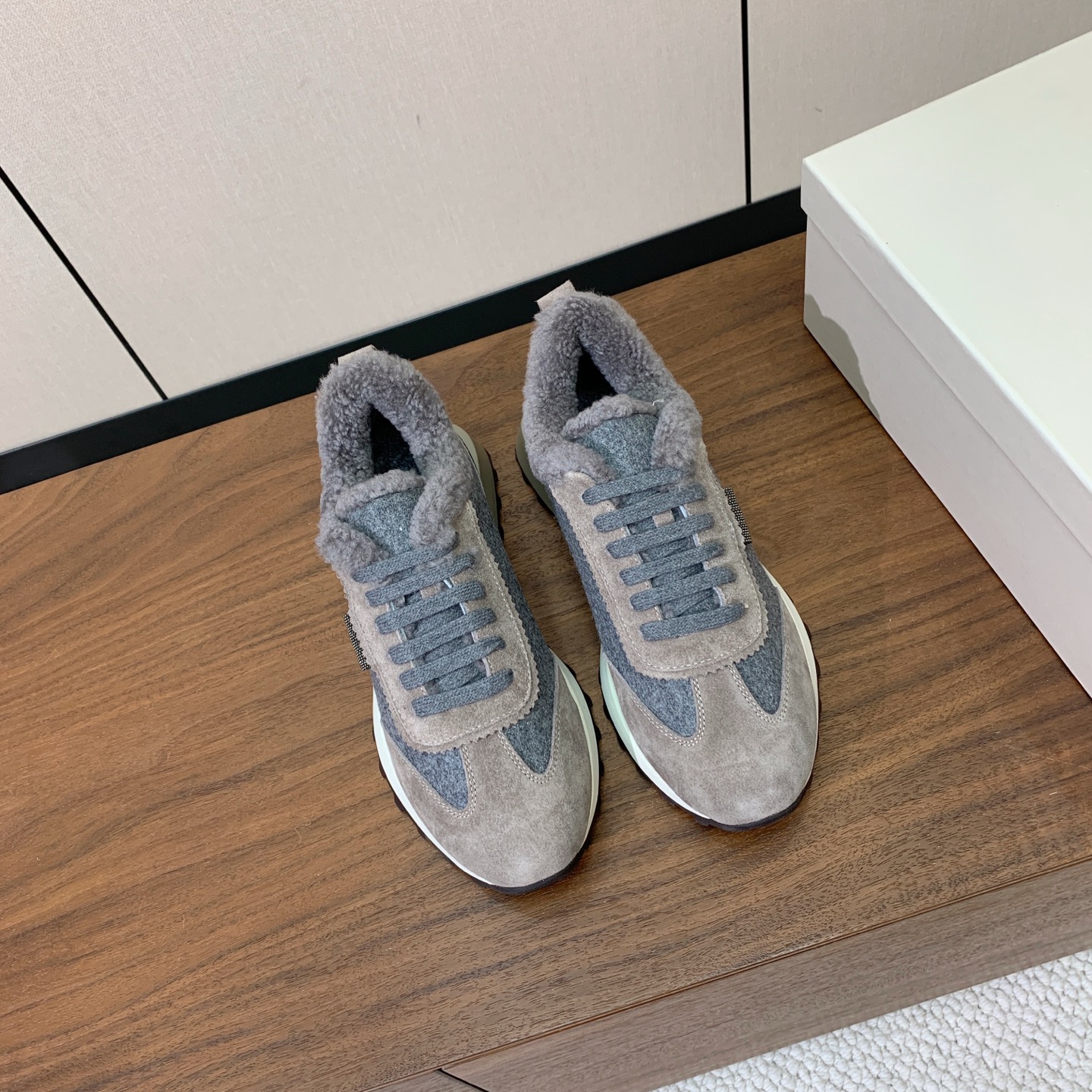 【Brunell* Cucinell*】拼色底羊毛里休闲运动鞋。鞋面采用进口牛绒，羊毛内里，原版开模大底！上脚超舒适。 