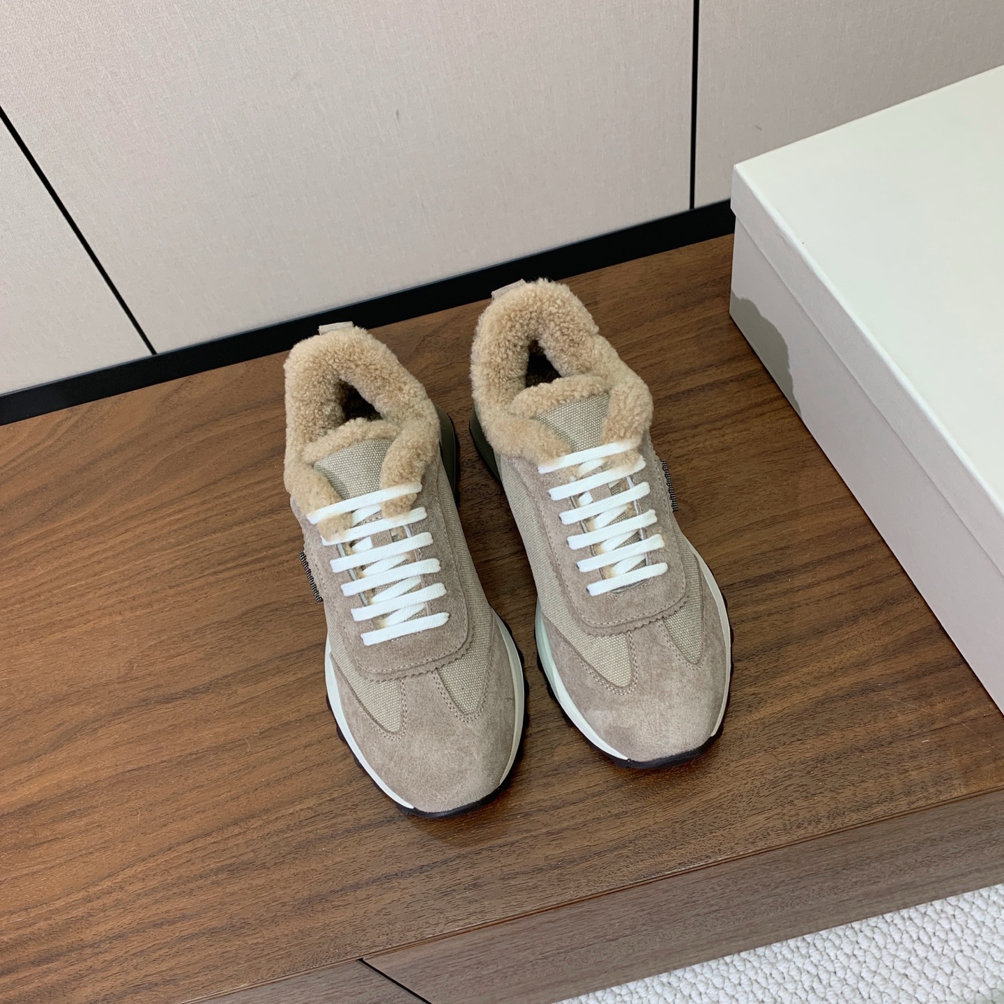 【Brunell* Cucinell*】拼色底羊毛里休闲运动鞋。鞋面采用进口牛绒，羊毛内里，原版开模大底！上脚超舒适。 