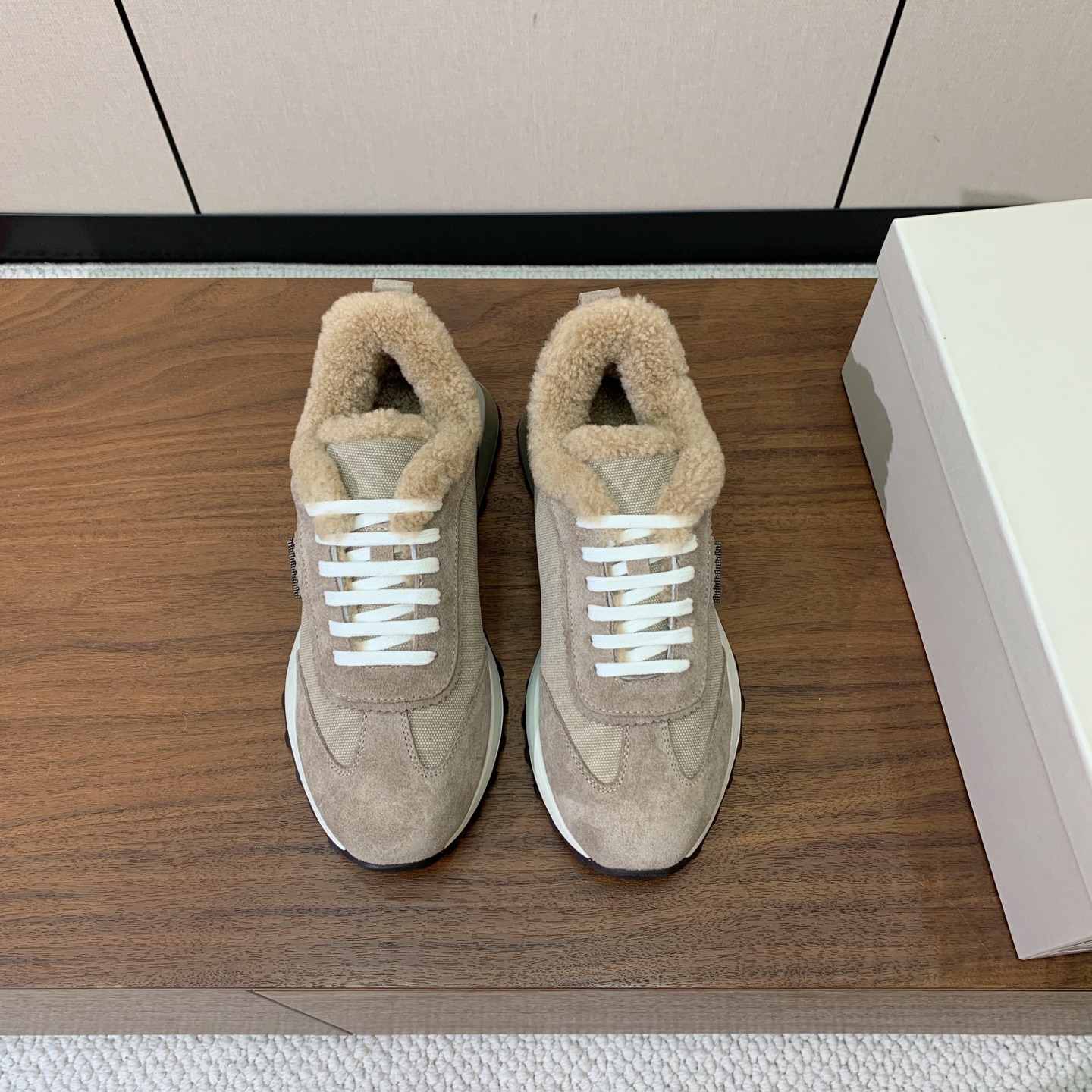 【Brunell* Cucinell*】拼色底羊毛里休闲运动鞋。鞋面采用进口牛绒,羊毛内里,原版开模大底!上脚超舒适。 【Brunell* Cucinell*】拼色底羊毛里休闲运动鞋。鞋面采用进口牛绒,羊毛内里,原版开模大底!上脚超舒适。