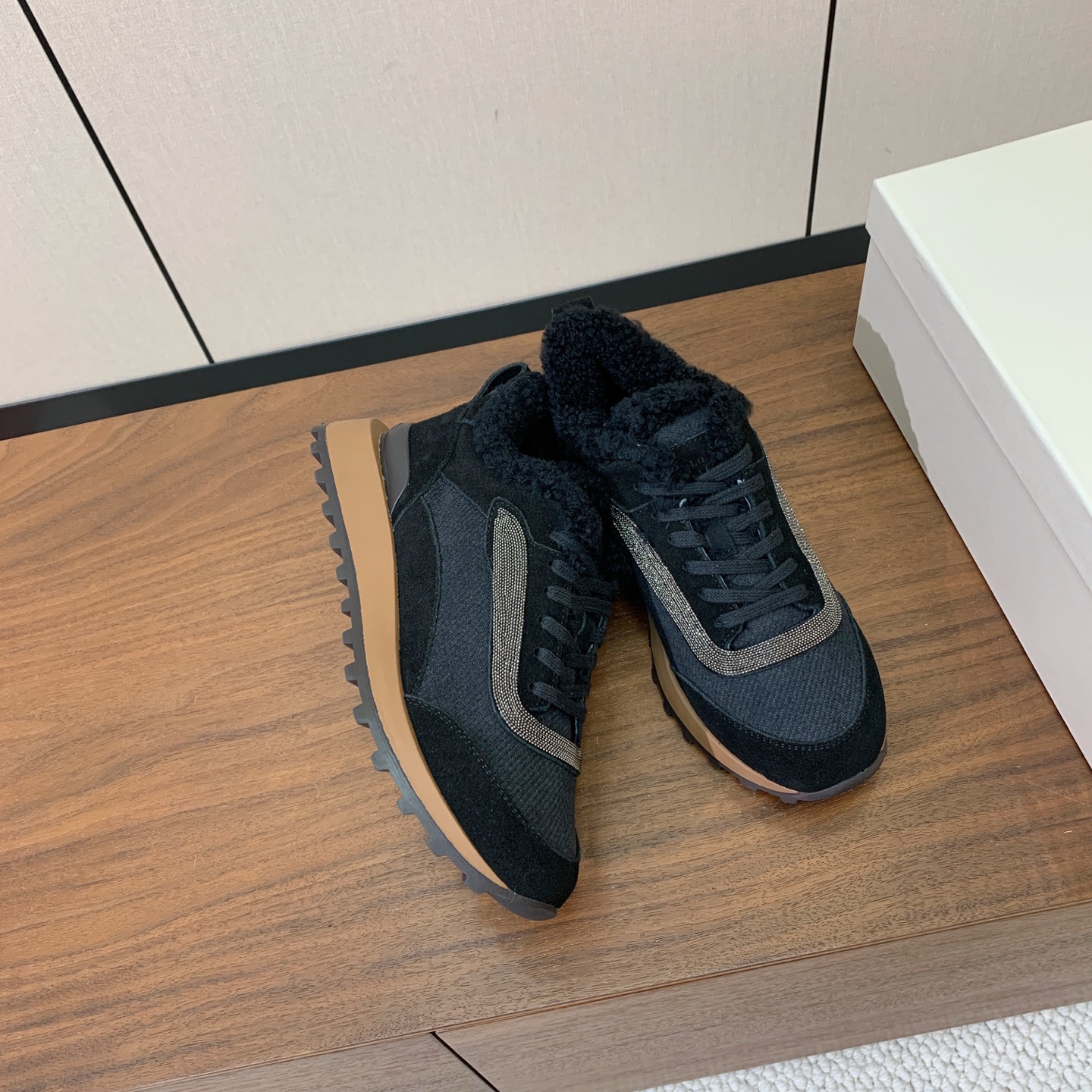 【Brunell* Cucinell*】拼色底羊毛里休闲运动鞋。鞋面采用进口牛绒，羊毛内里，原版开模大底！上脚超舒适。 