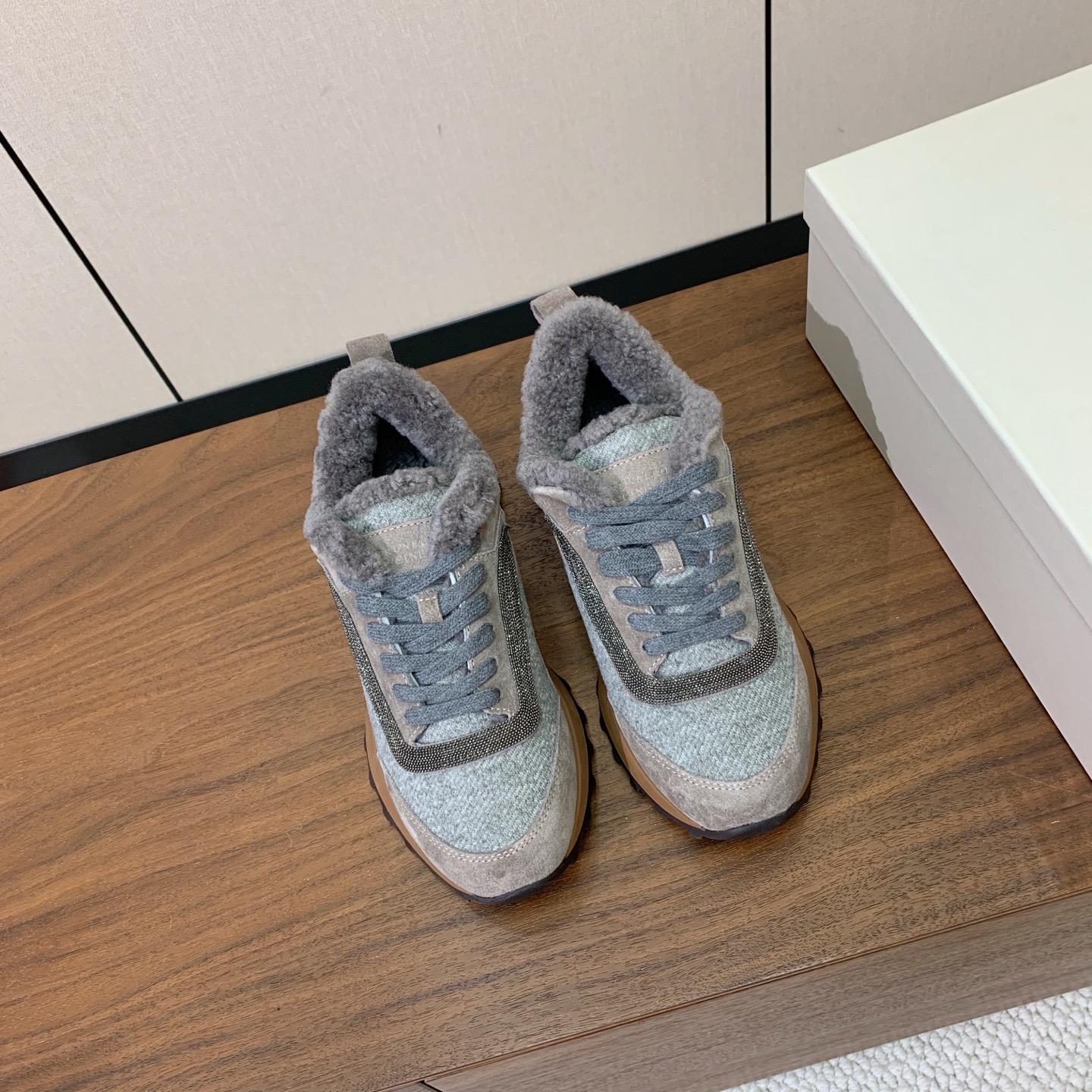 【Brunell* Cucinell*】拼色底羊毛里休闲运动鞋。鞋面采用进口牛绒，羊毛内里，原版开模大底！上脚超舒适。 