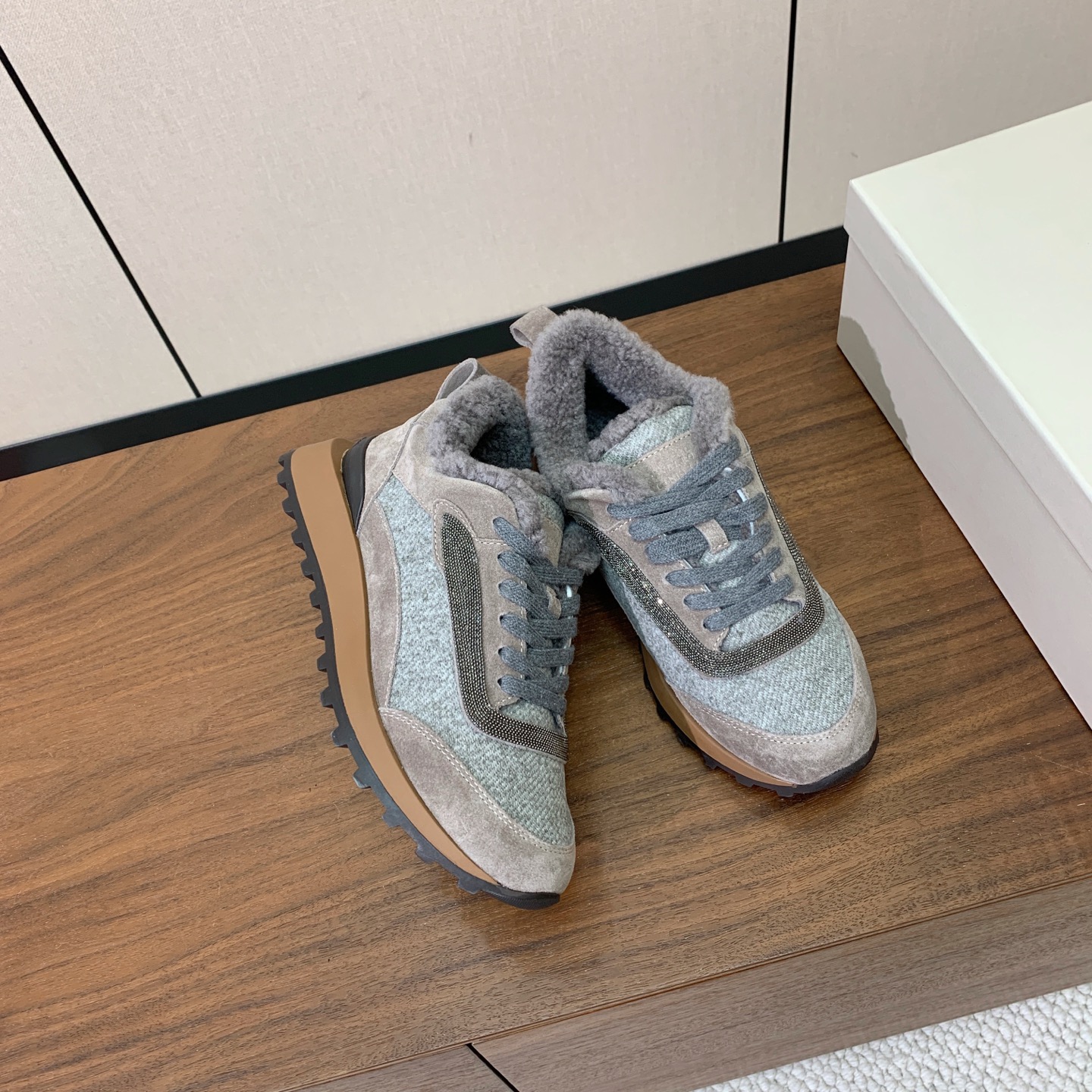 【Brunell* Cucinell*】拼色底羊毛里休闲运动鞋。鞋面采用进口牛绒，羊毛内里，原版开模大底！上脚超舒适。 
