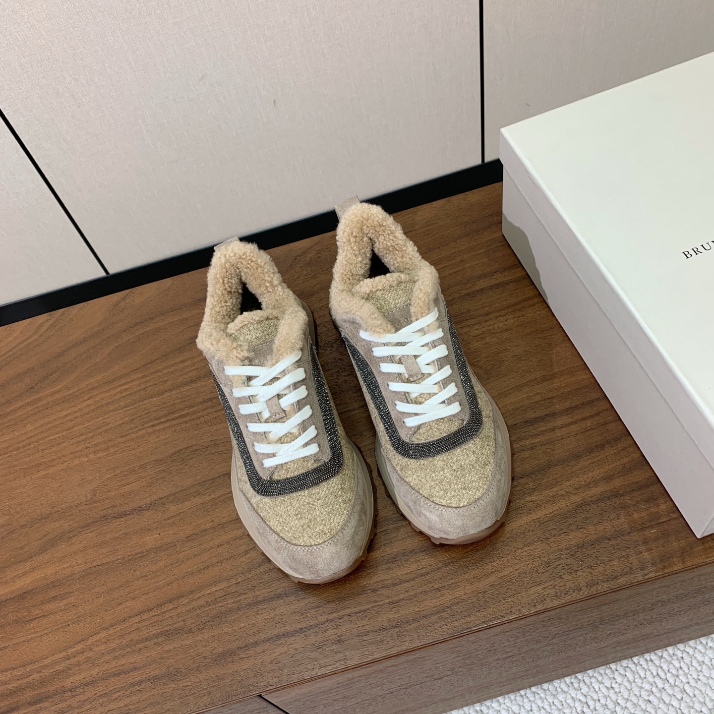 【Brunell* Cucinell*】拼色底羊毛里休闲运动鞋。鞋面采用进口牛绒，羊毛内里，原版开模大底！上脚超舒适。 