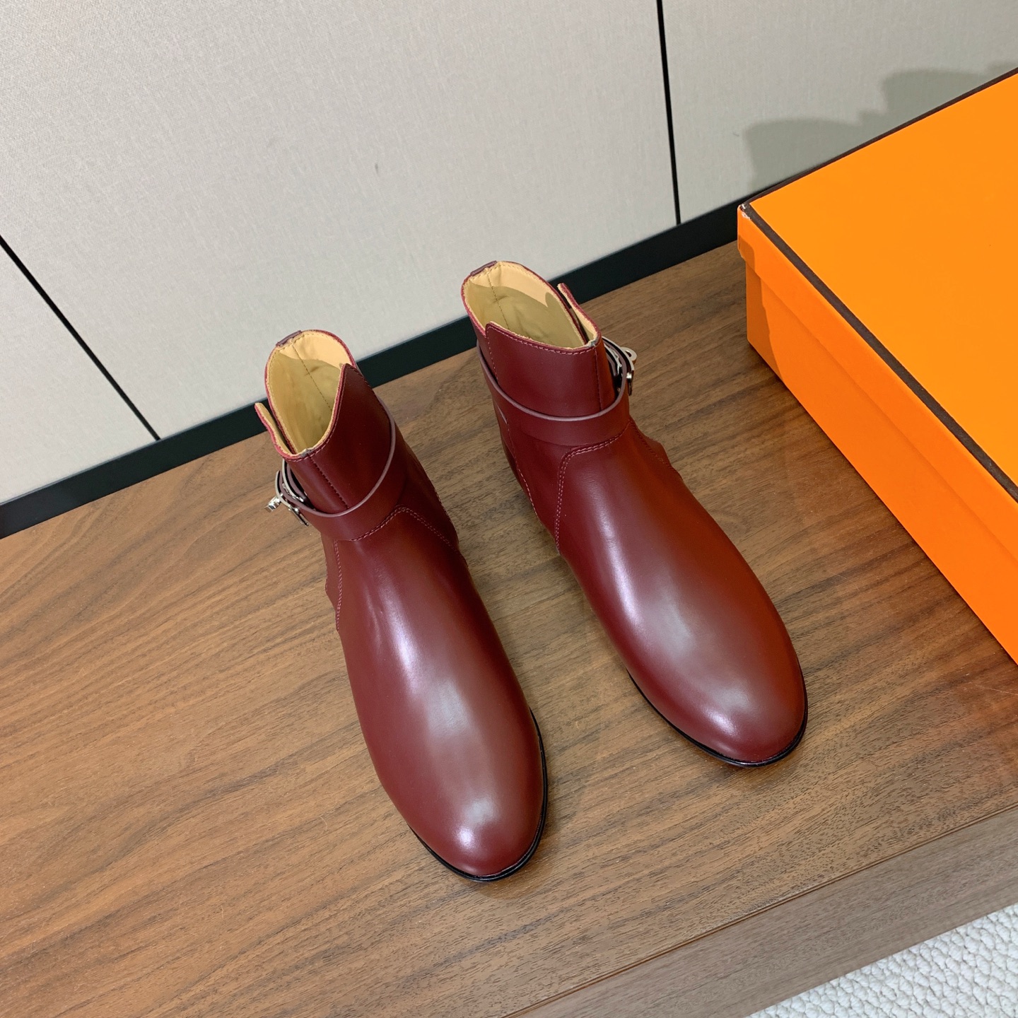 【Herm*s】经典短靴。简约大气。从来不会过时。鞋面小牛皮，牛皮内里。真皮大底。 码数：35-42（40、41、42定