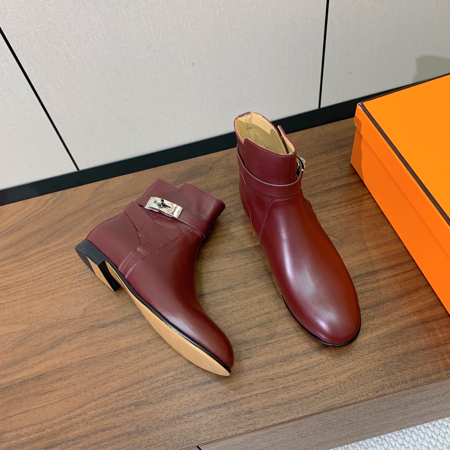 【Herm*s】经典短靴。简约大气。从来不会过时。鞋面小牛皮，牛皮内里。真皮大底。 码数：35-42（40、41、42定