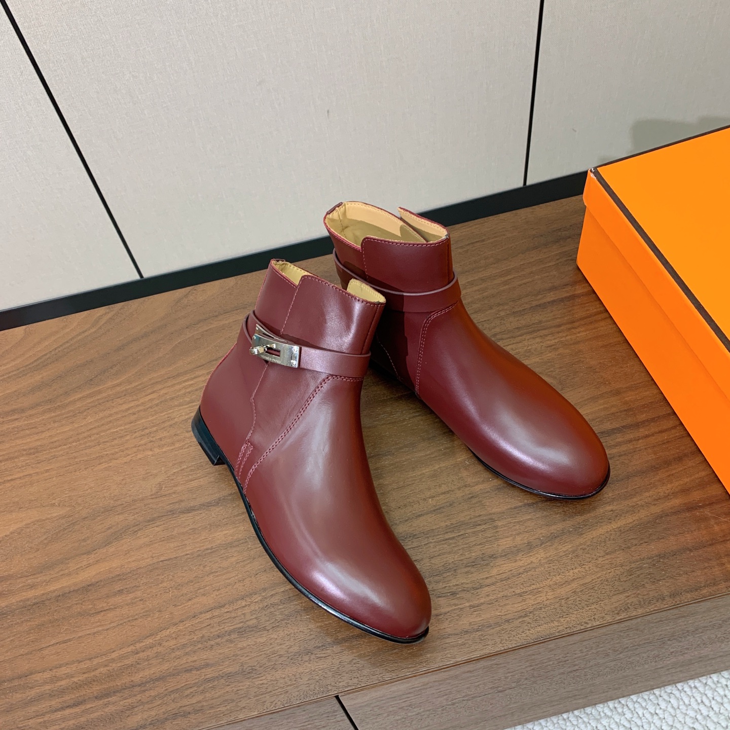 【Herm*s】经典短靴。简约大气。从来不会过时。鞋面小牛皮，牛皮内里。真皮大底。 码数：35-42（40、41、42定