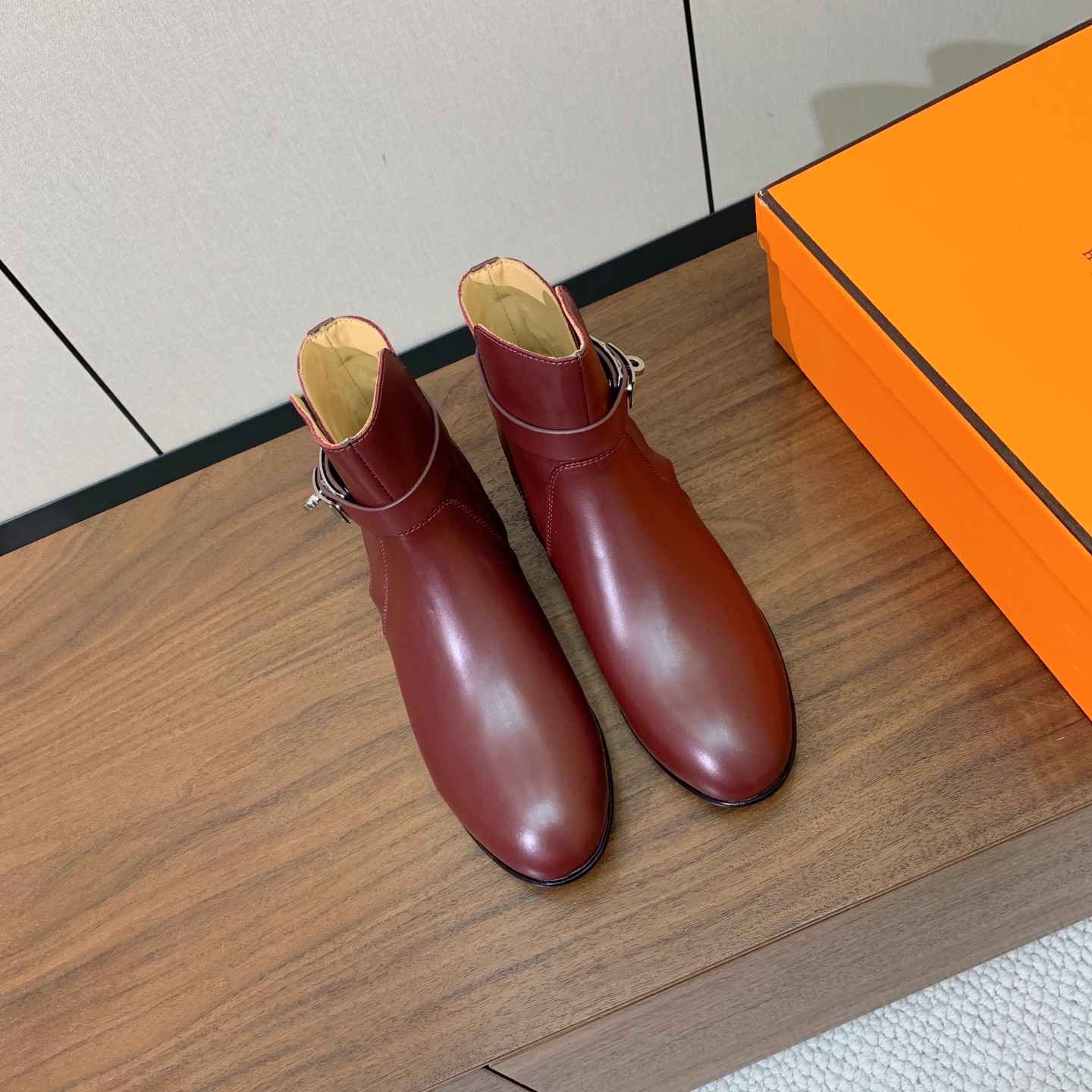 【Herm*s】经典短靴。简约大气。从来不会过时。鞋面小牛皮，牛皮内里。真皮大底。 码数：35-42（40、41、42定