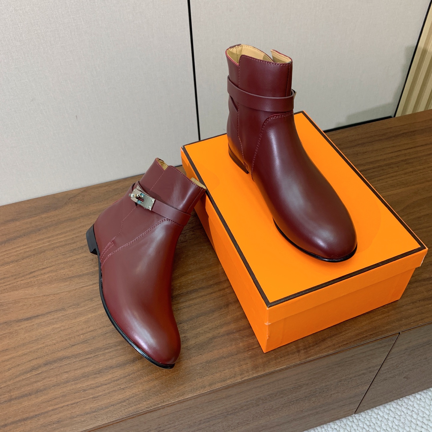 【Herm*s】经典短靴。简约大气。从来不会过时。鞋面小牛皮，牛皮内里。真皮大底。 码数：35-42（40、41、42定