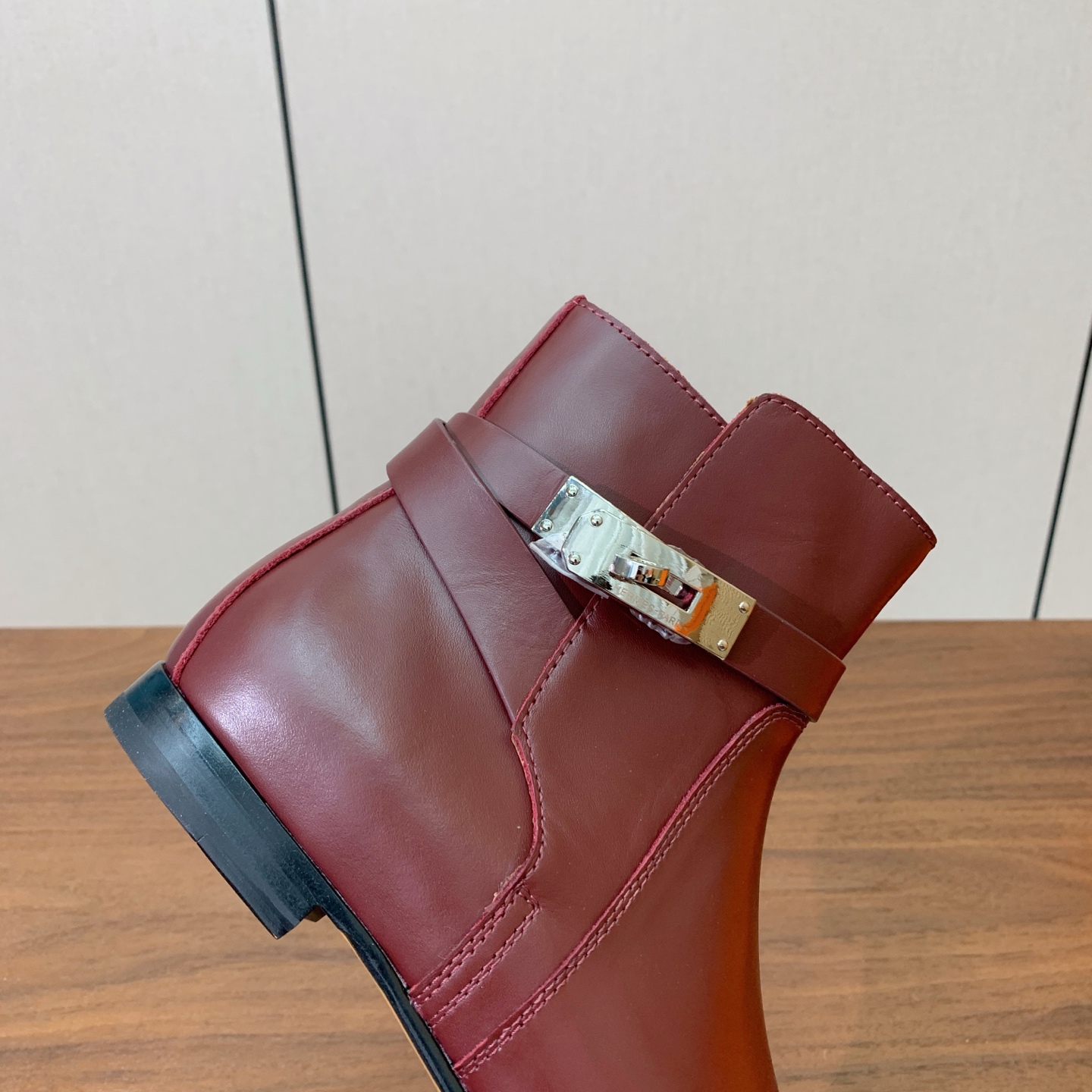 【Herm*s】经典短靴。简约大气。从来不会过时。鞋面小牛皮，牛皮内里。真皮大底。 码数：35-42（40、41、42定