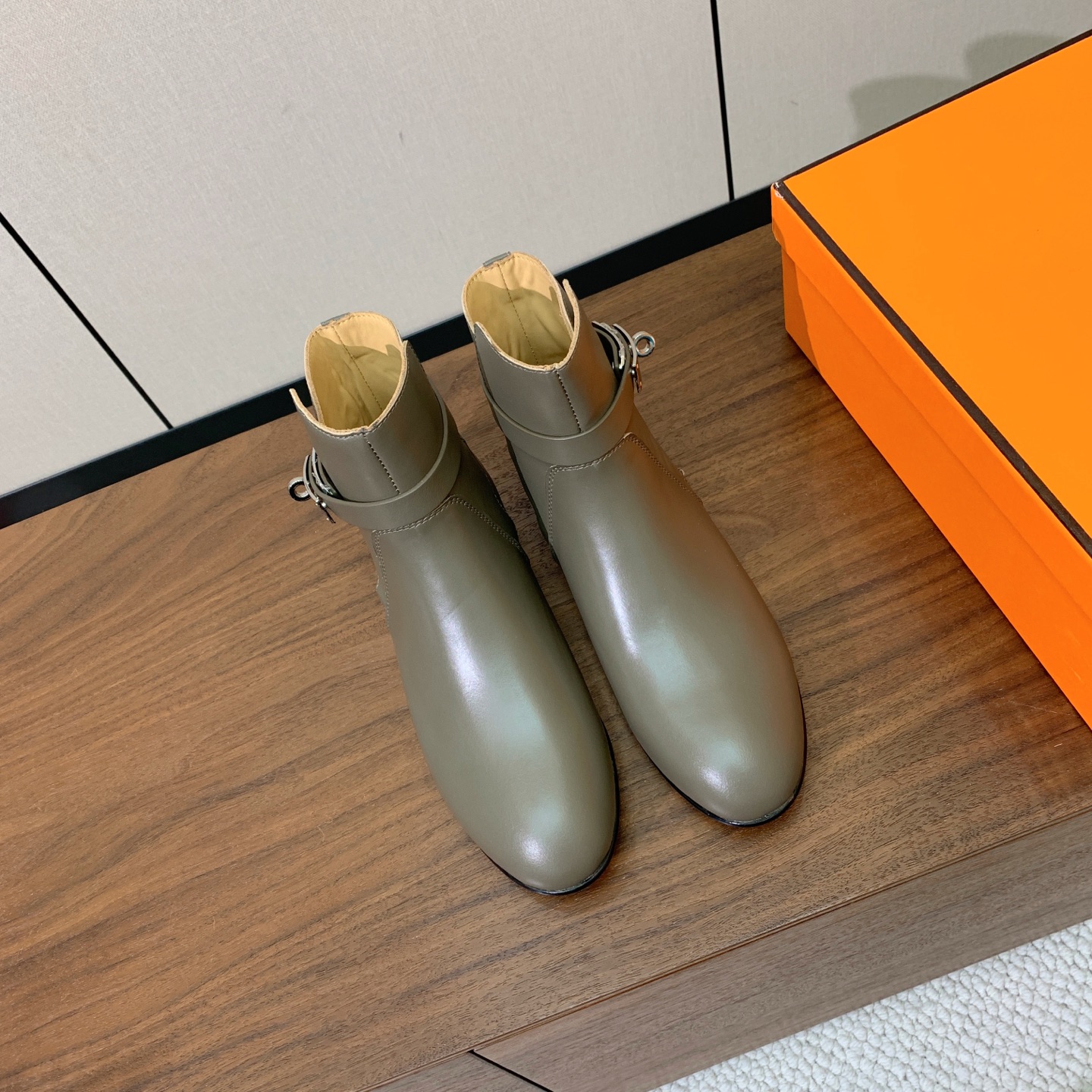 【Herm*s】经典短靴。简约大气。从来不会过时。鞋面小牛皮，牛皮内里。真皮大底。 码数：35-42（40、41、42定