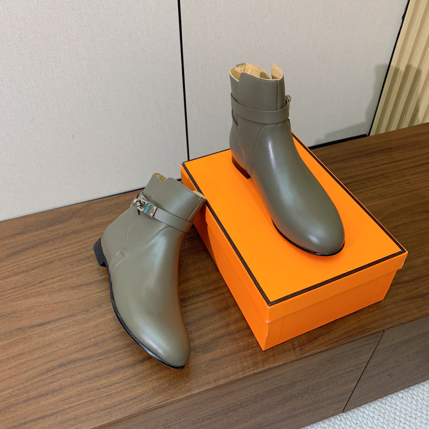 【Herm*s】经典短靴。简约大气。从来不会过时。鞋面小牛皮，牛皮内里。真皮大底。 码数：35-42（40、41、42定