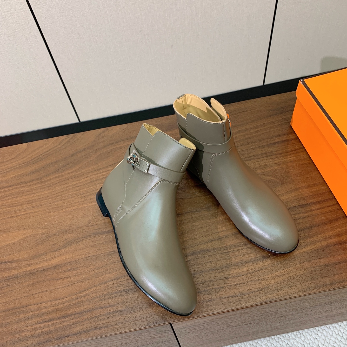 【Herm*s】经典短靴。简约大气。从来不会过时。鞋面小牛皮，牛皮内里。真皮大底。 码数：35-42（40、41、42定