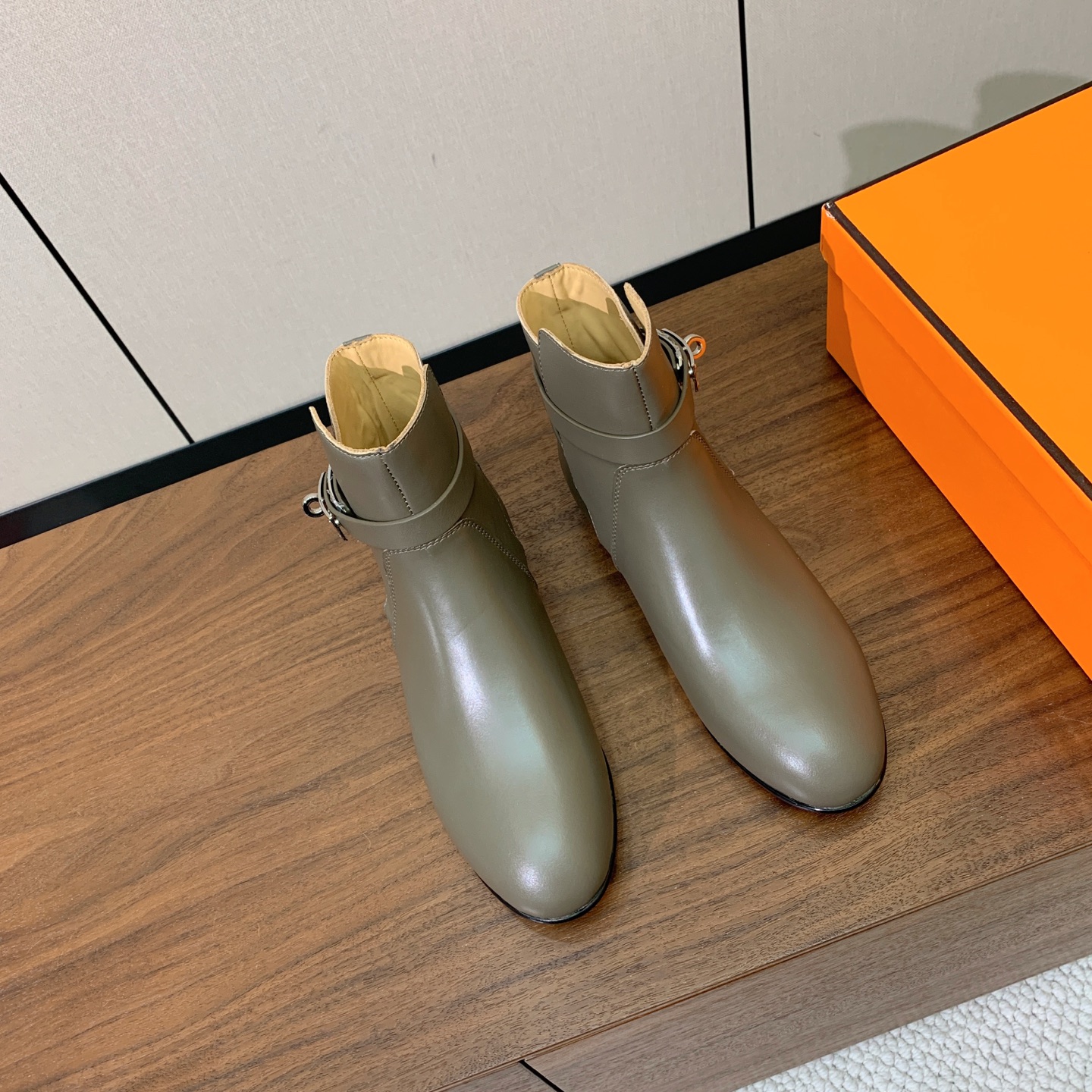 【Herm*s】经典短靴。简约大气。从来不会过时。鞋面小牛皮，牛皮内里。真皮大底。 码数：35-42（40、41、42定