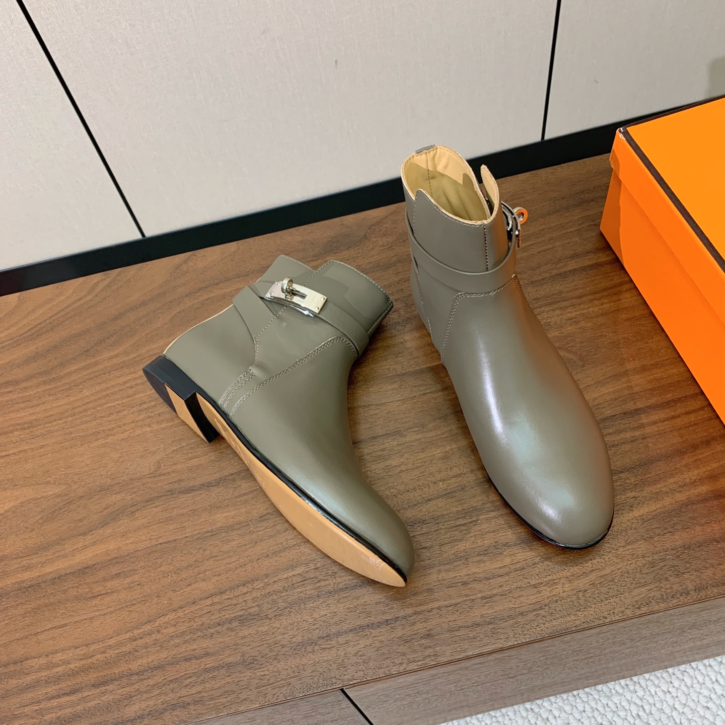 【Herm*s】经典短靴。简约大气。从来不会过时。鞋面小牛皮，牛皮内里。真皮大底。 码数：35-42（40、41、42定