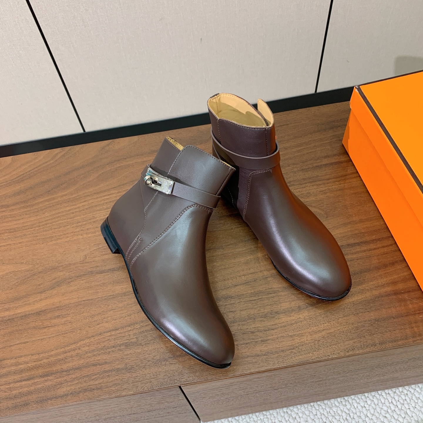 【Herm*s】经典短靴。简约大气。从来不会过时。鞋面小牛皮，牛皮内里。真皮大底。 码数：35-42（40、41、42定