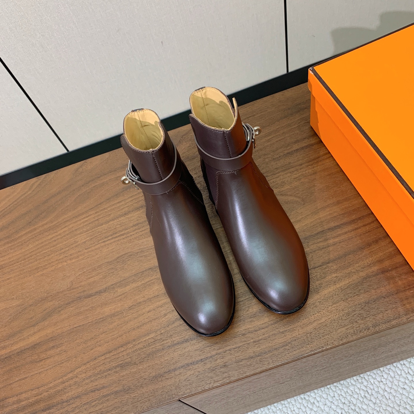 【Herm*s】经典短靴。简约大气。从来不会过时。鞋面小牛皮，牛皮内里。真皮大底。 码数：35-42（40、41、42定
