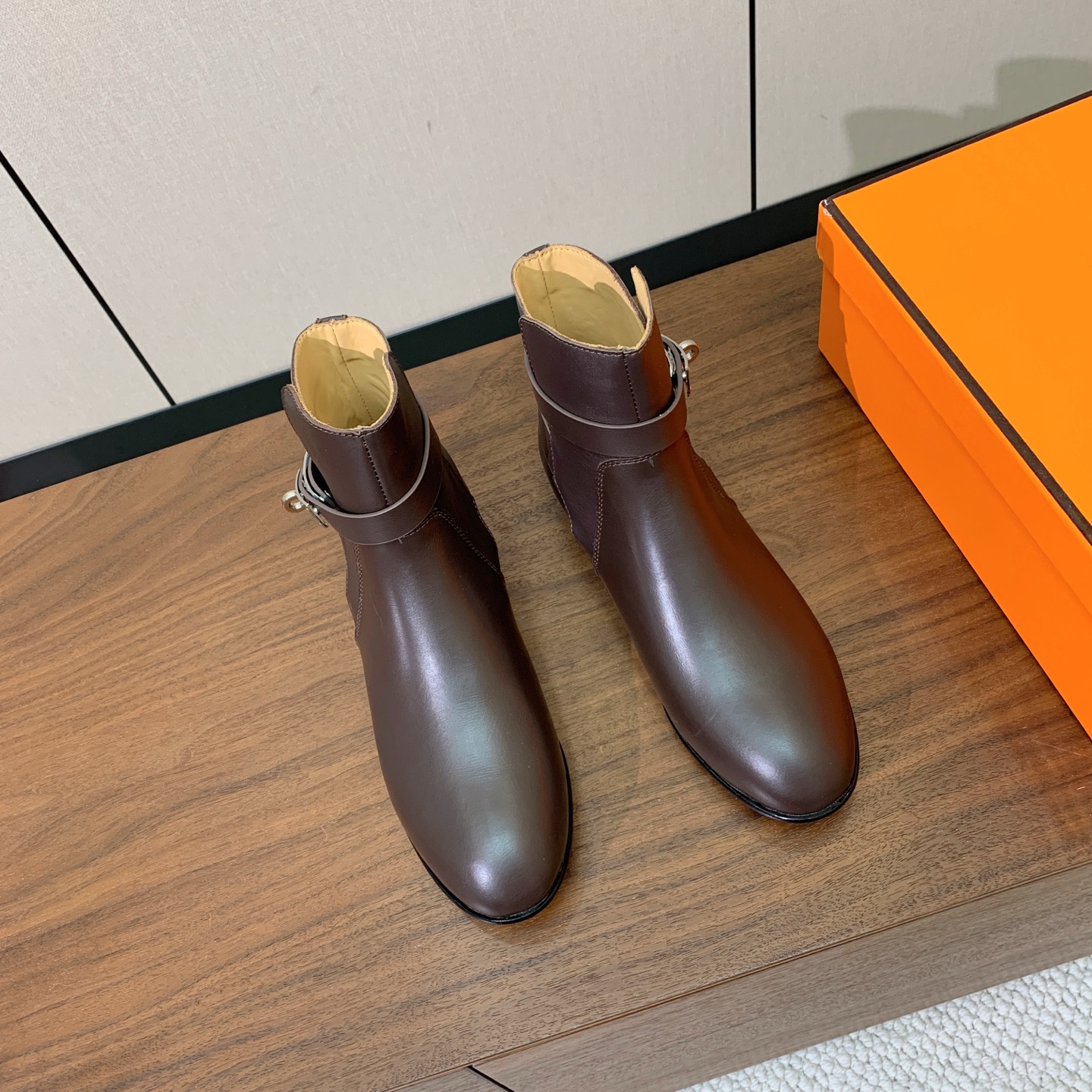 【Herm*s】经典短靴。简约大气。从来不会过时。鞋面小牛皮，牛皮内里。真皮大底。 码数：35-42（40、41、42定