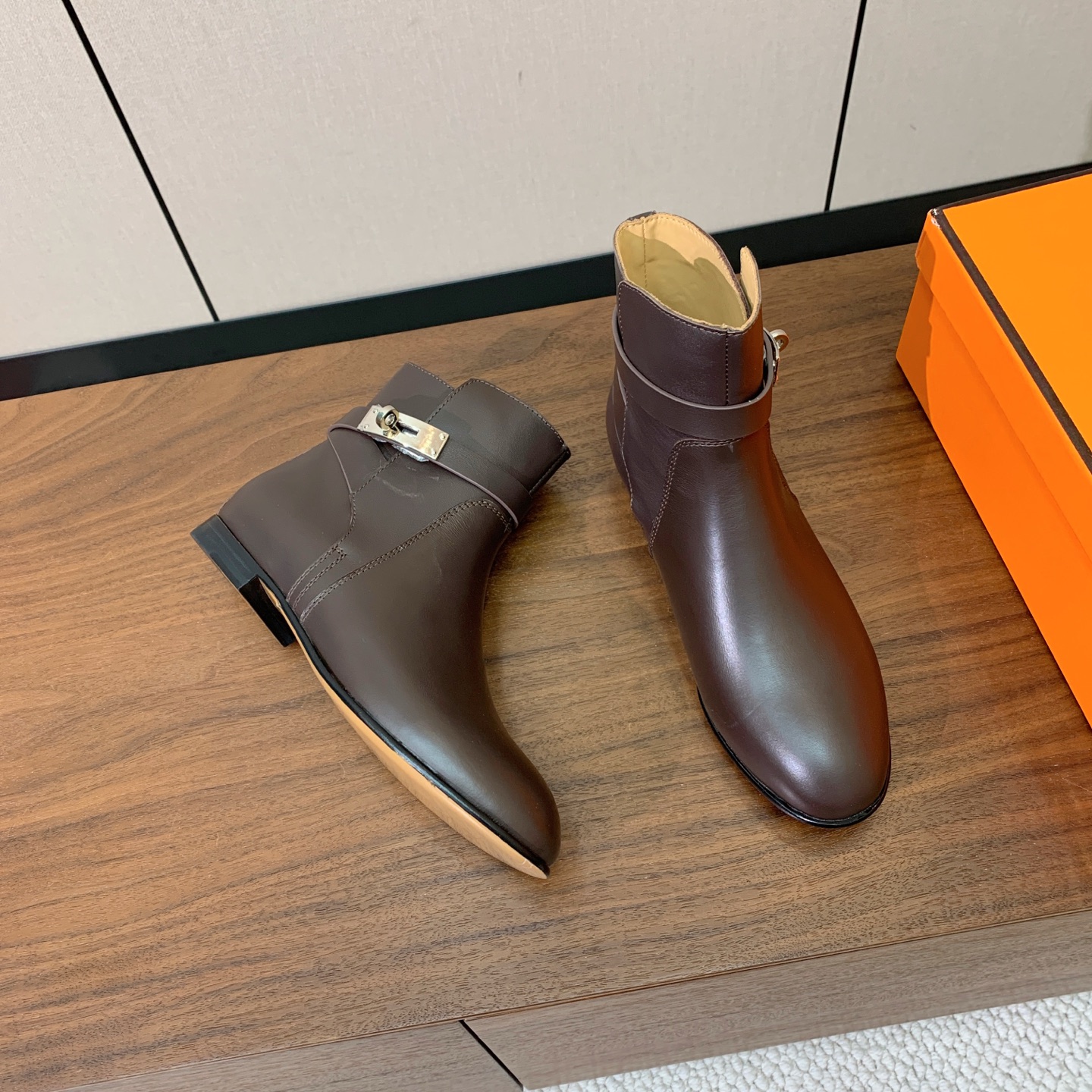 【Herm*s】经典短靴。简约大气。从来不会过时。鞋面小牛皮，牛皮内里。真皮大底。 码数：35-42（40、41、42定